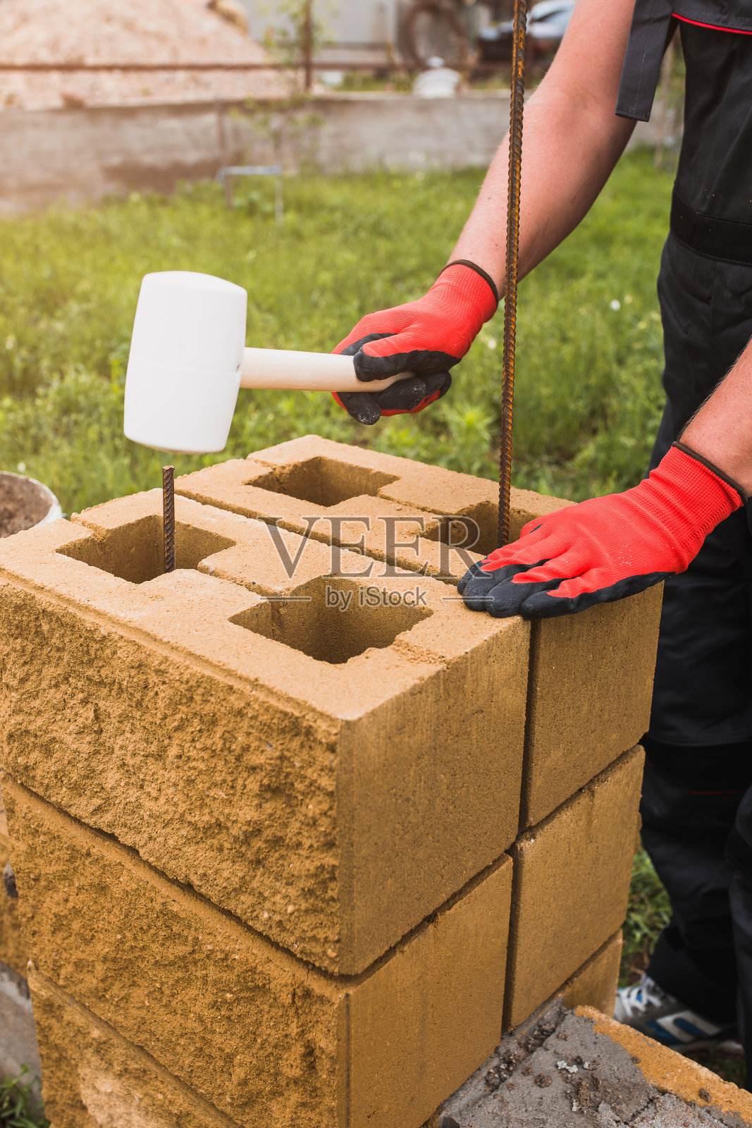 在建筑工地工作的专业砖瓦匠之手照片摄影图片
