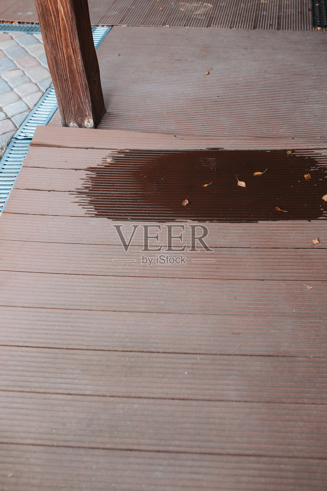 雨后露台板上的水坑照片摄影图片