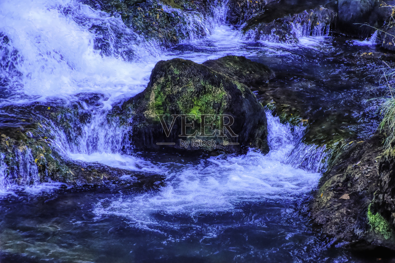 山河瀑布水带泡沫。照片摄影图片