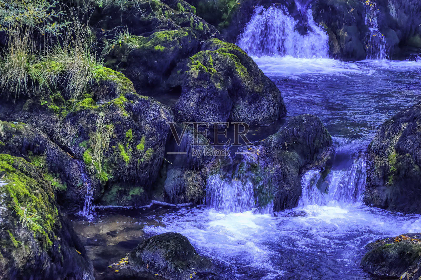 平静的小山涧水。照片摄影图片