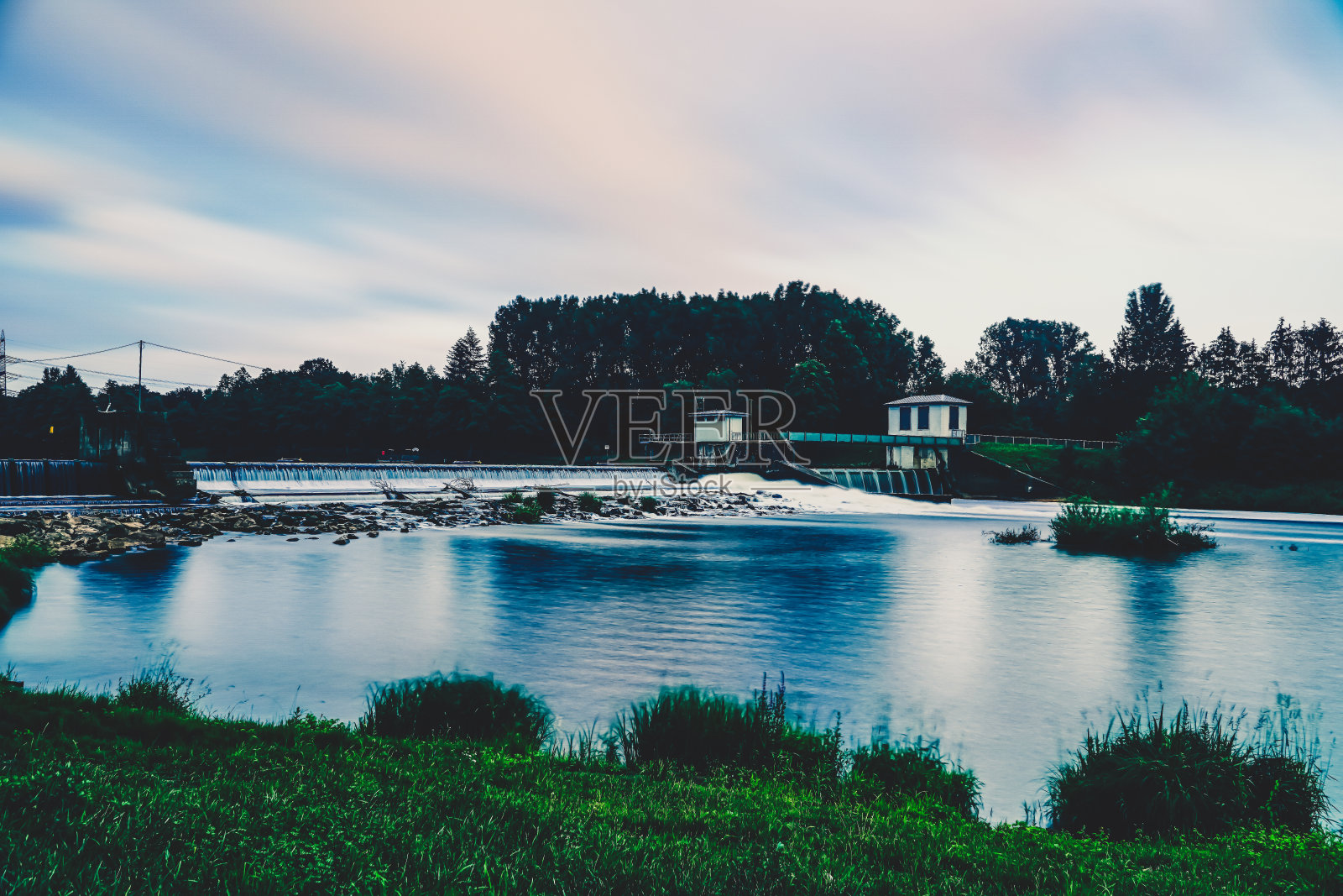 德国林根市的瀑布。照片摄影图片