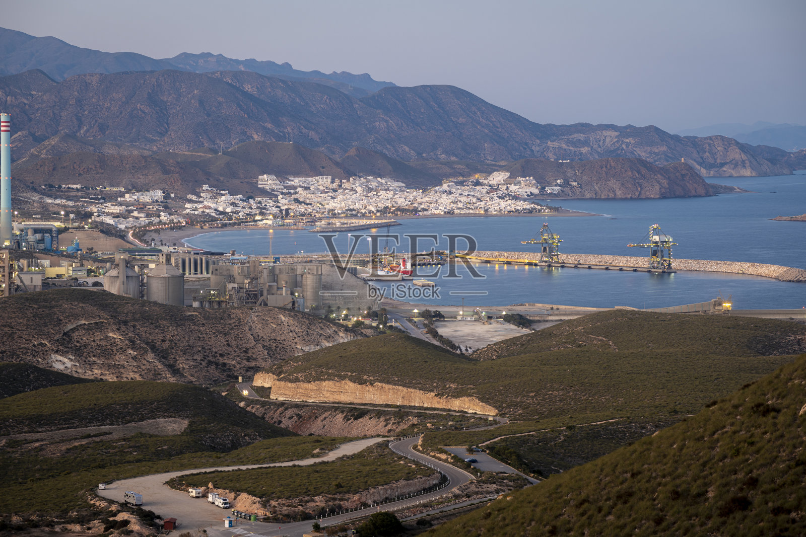 西班牙卡波拉斯阿尔梅里亚海岸的小镇。照片摄影图片