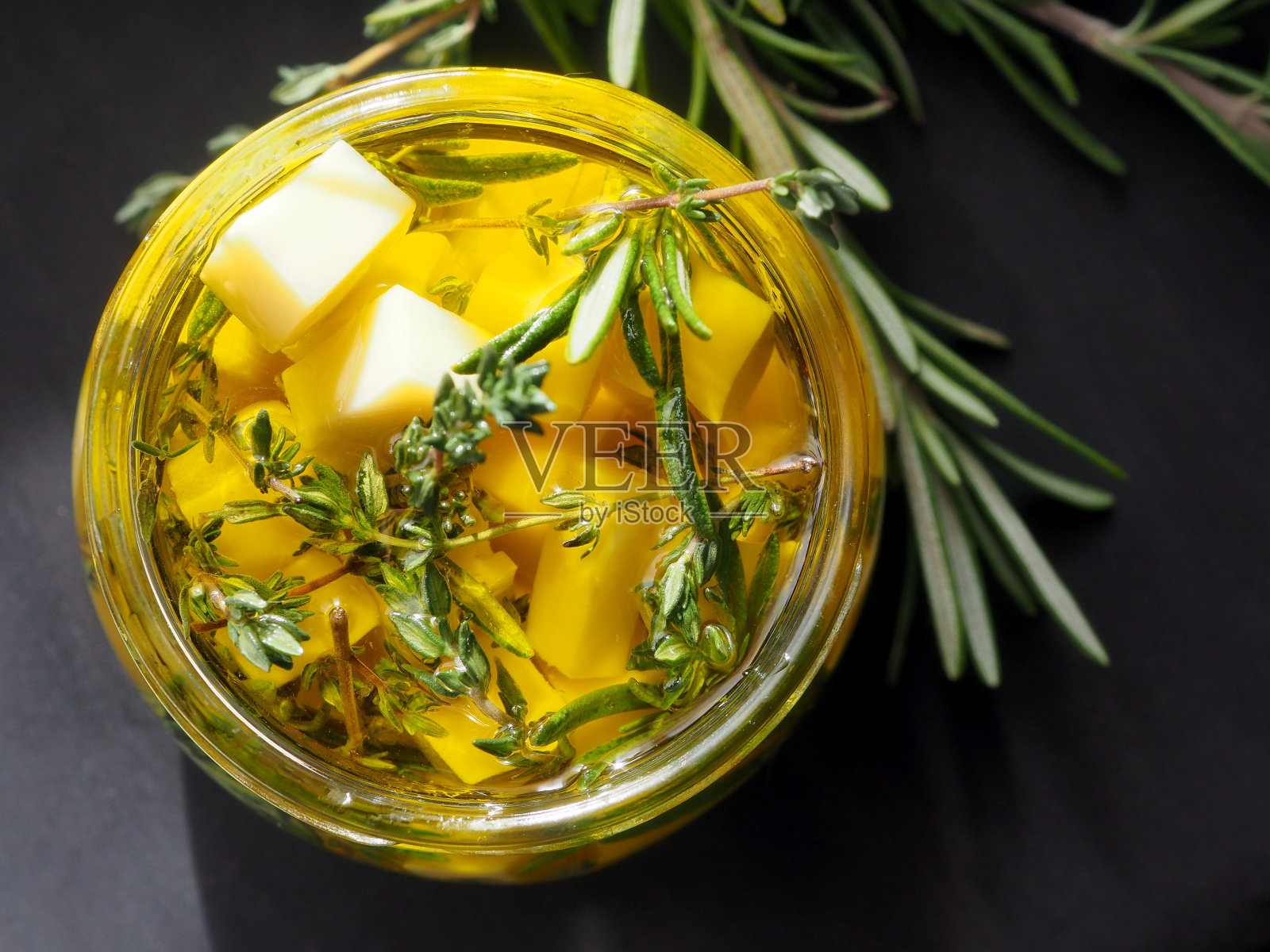 芝士片与香草和香料在橄榄油照片摄影图片