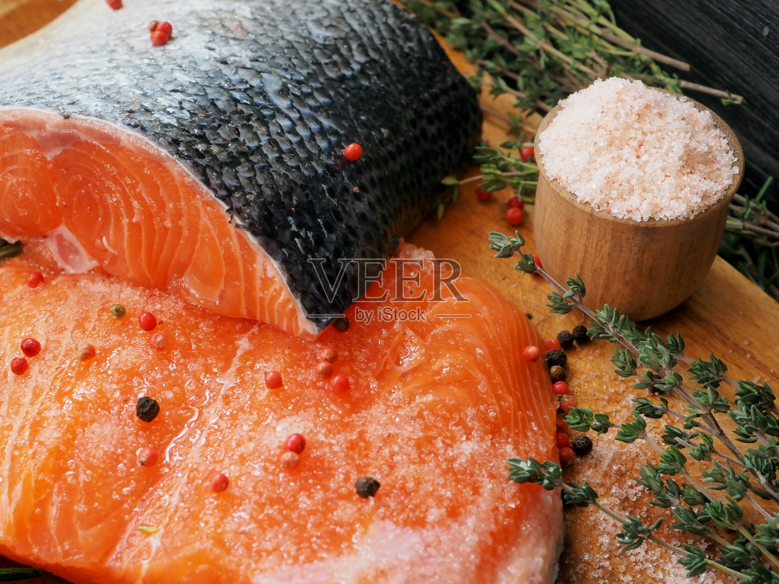 加香草，盐和胡椒的生鲑鱼片照片摄影图片