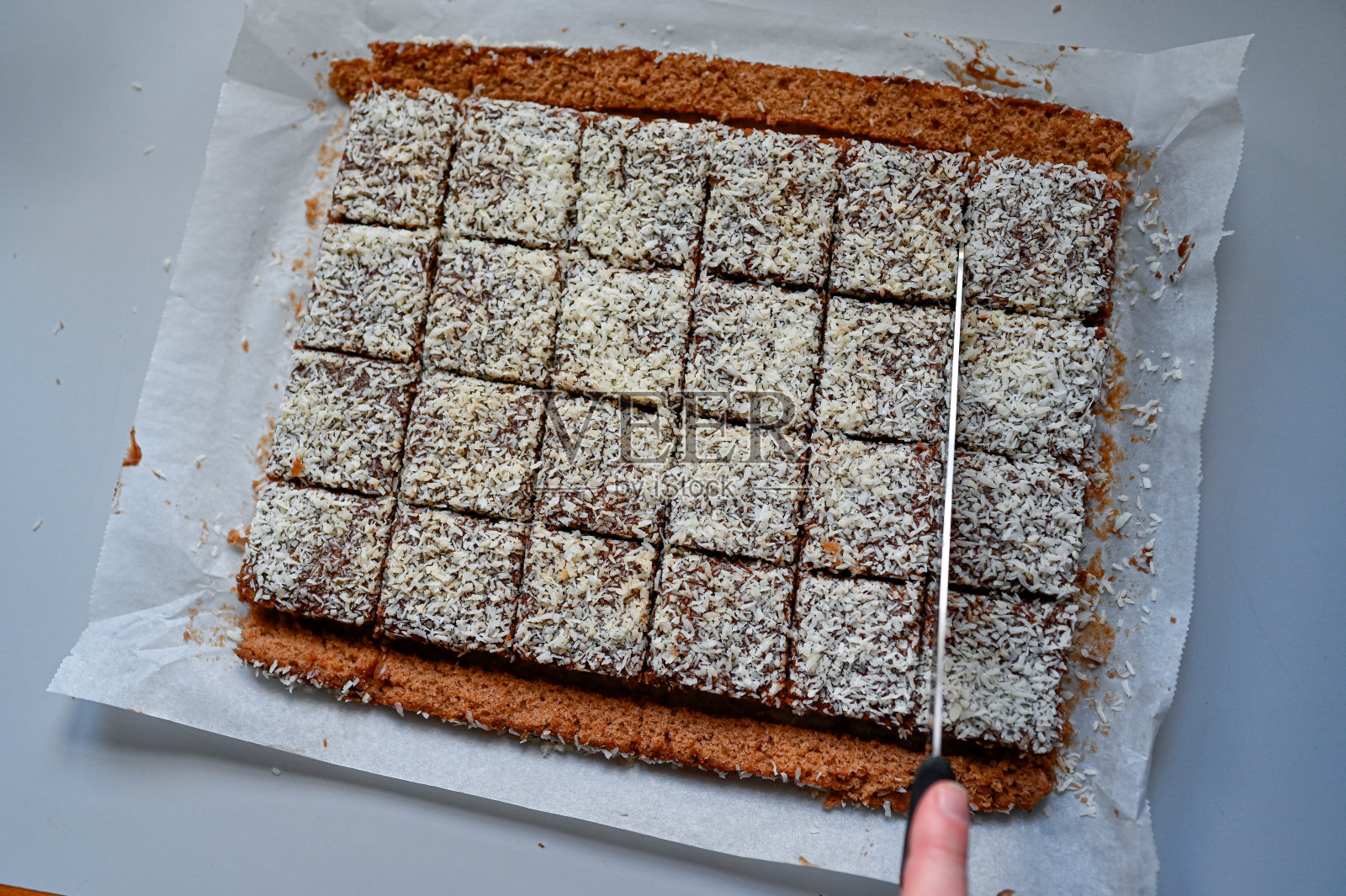 烤盘上的可可巧克力蛋糕照片摄影图片