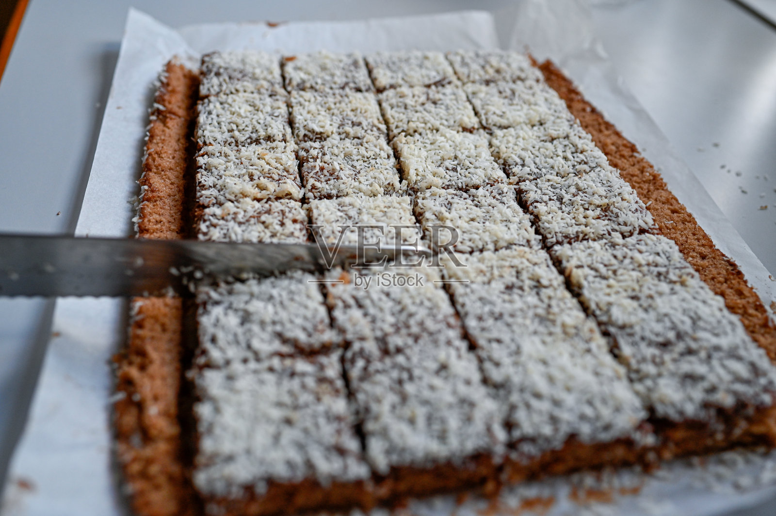 烤盘上的可可巧克力蛋糕照片摄影图片