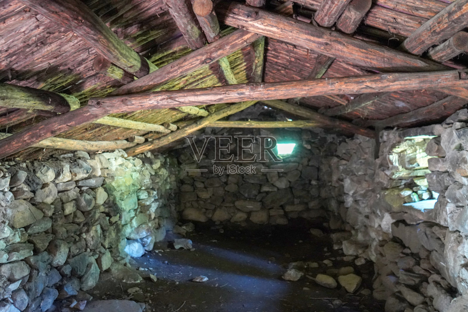 一个石头和木制谷仓的内部照片摄影图片