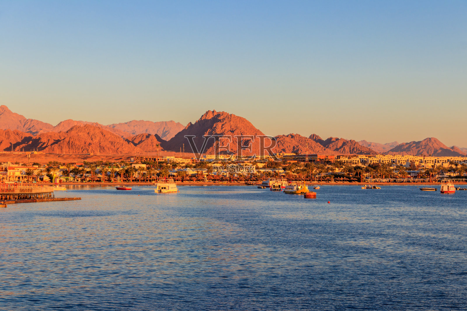 埃及沙姆沙伊赫纳玛湾的景色。从上面的观点照片摄影图片
