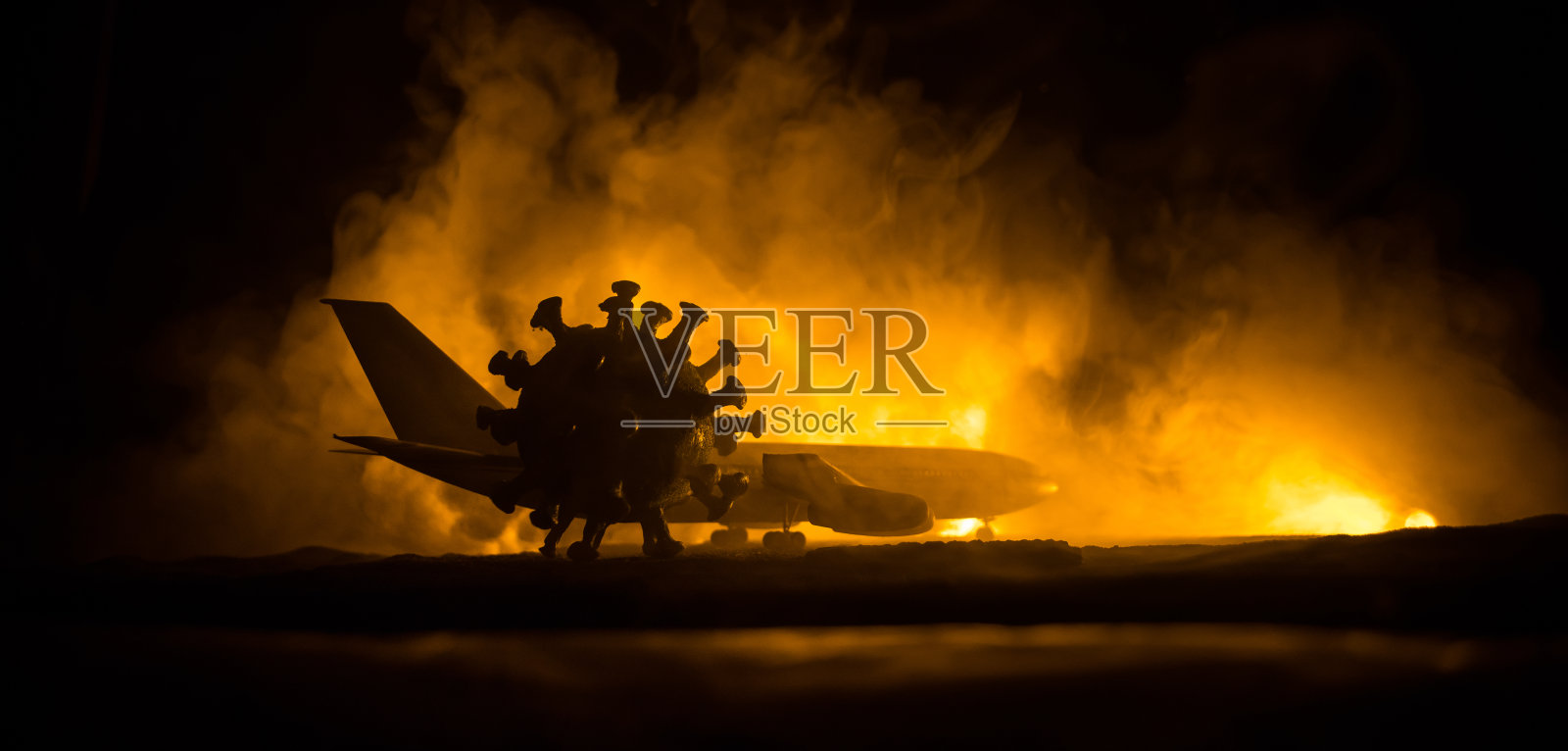 冠状病毒和旅游概念，标志COVID-19 PCR检测在旅游护照。由于封锁，在机场诊断COVID疾病。在大流行期间，商业和旅游业受到冠状病毒的打击。照片摄影图片