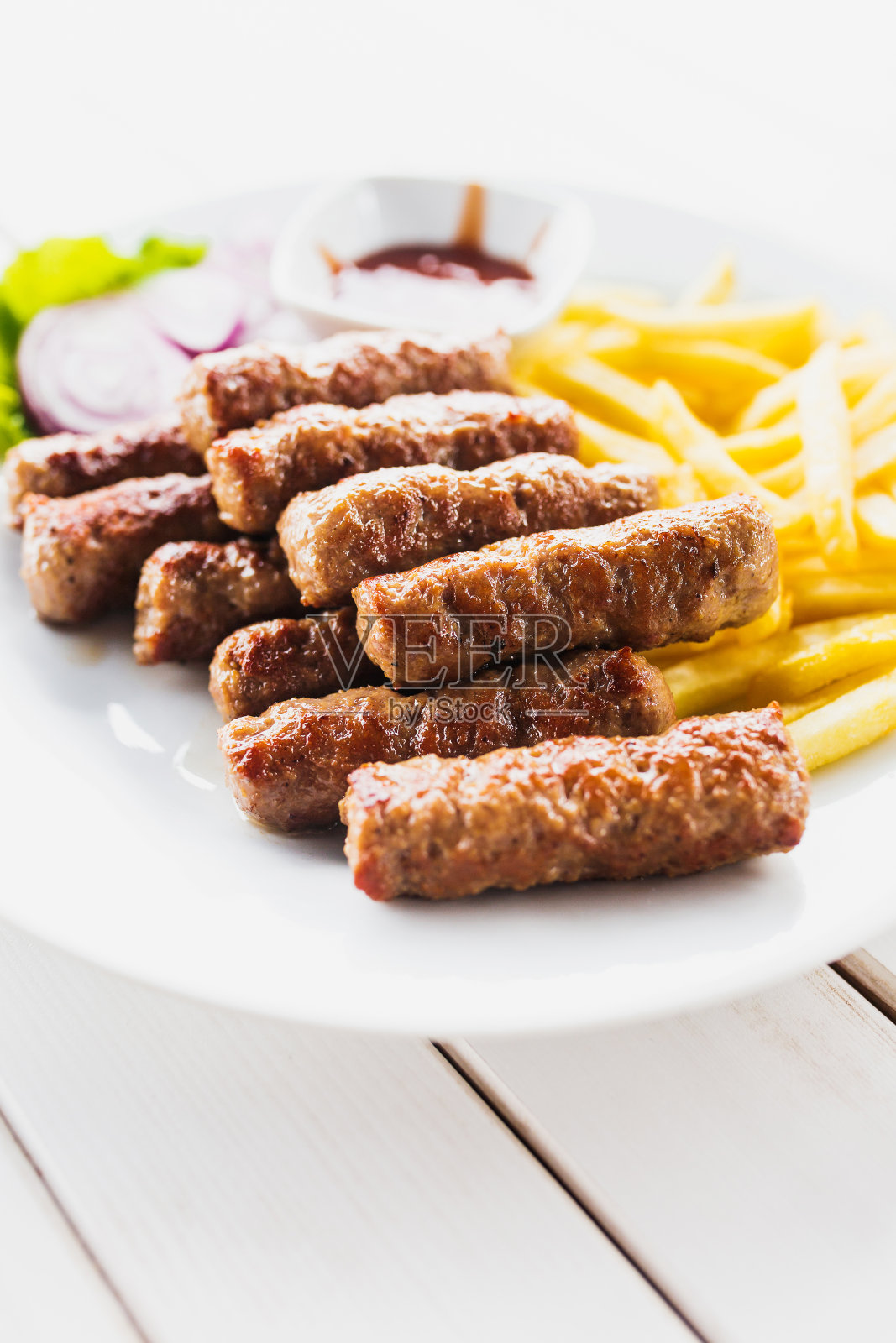 油煎碎香肠配炸薯条照片摄影图片