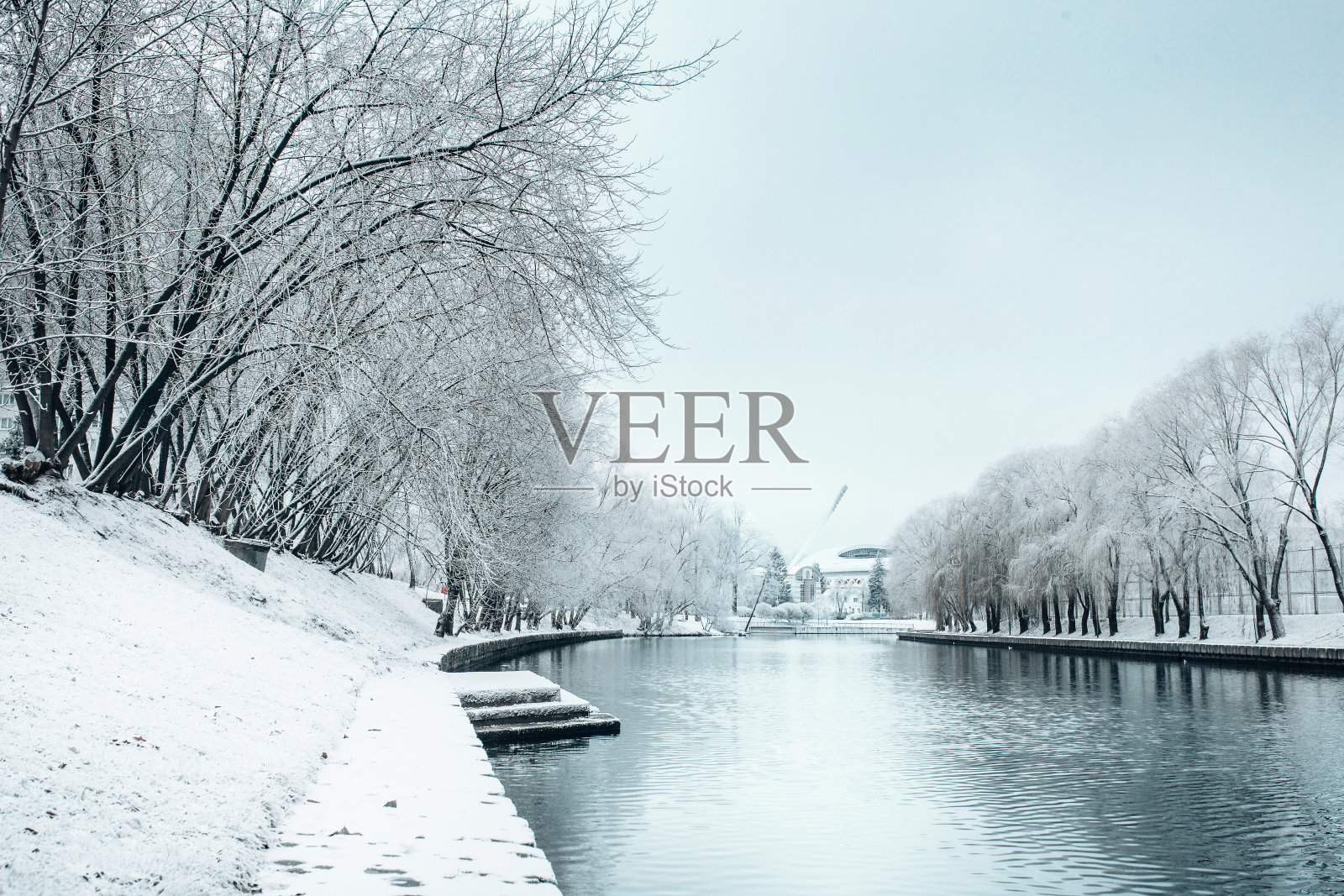 城市里的冬天——河堤上的雪照片摄影图片