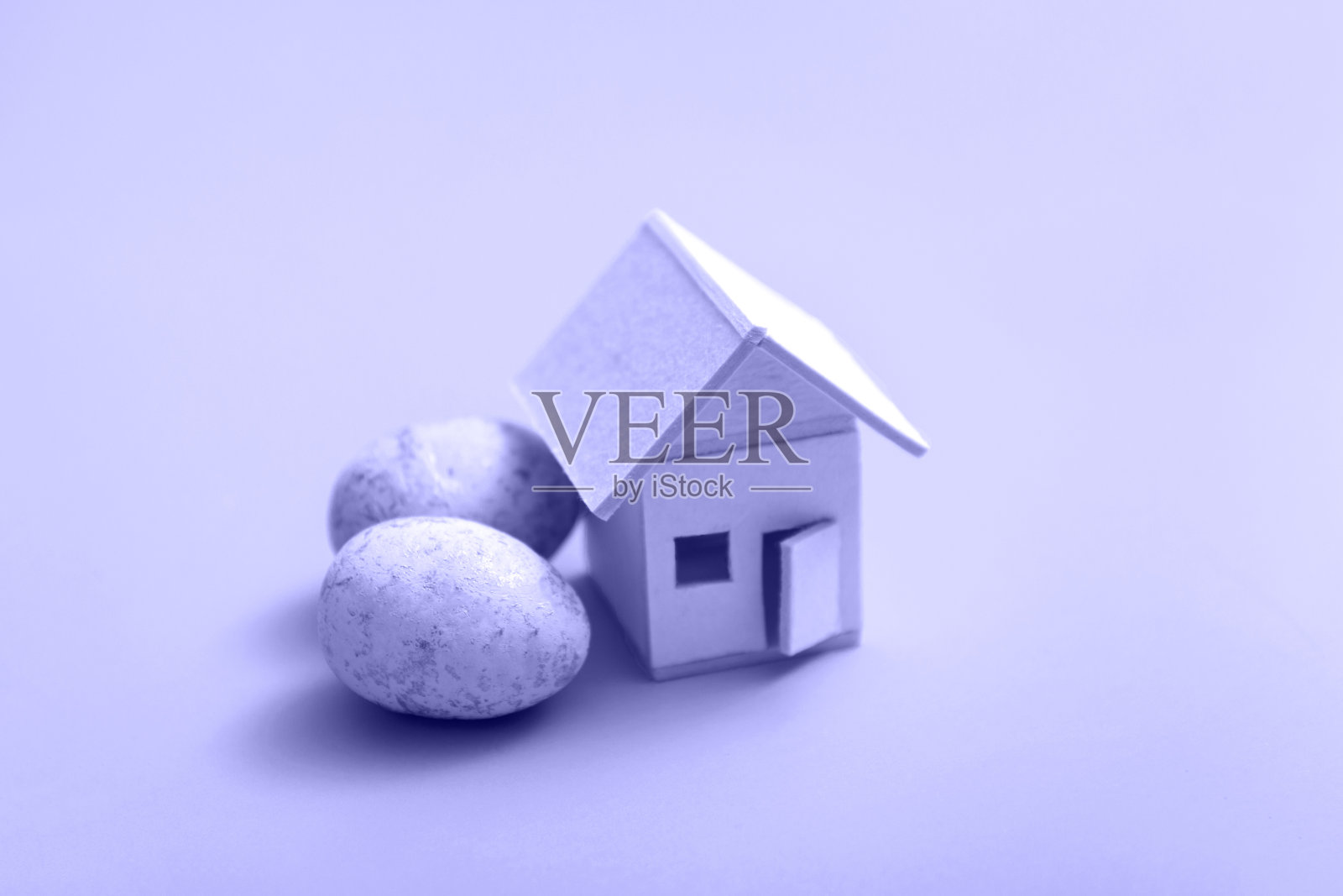 复活节彩蛋和房子在一个非常接近的背景。家庭度假的概念。贺卡模板。副本的空间。近距离照片摄影图片