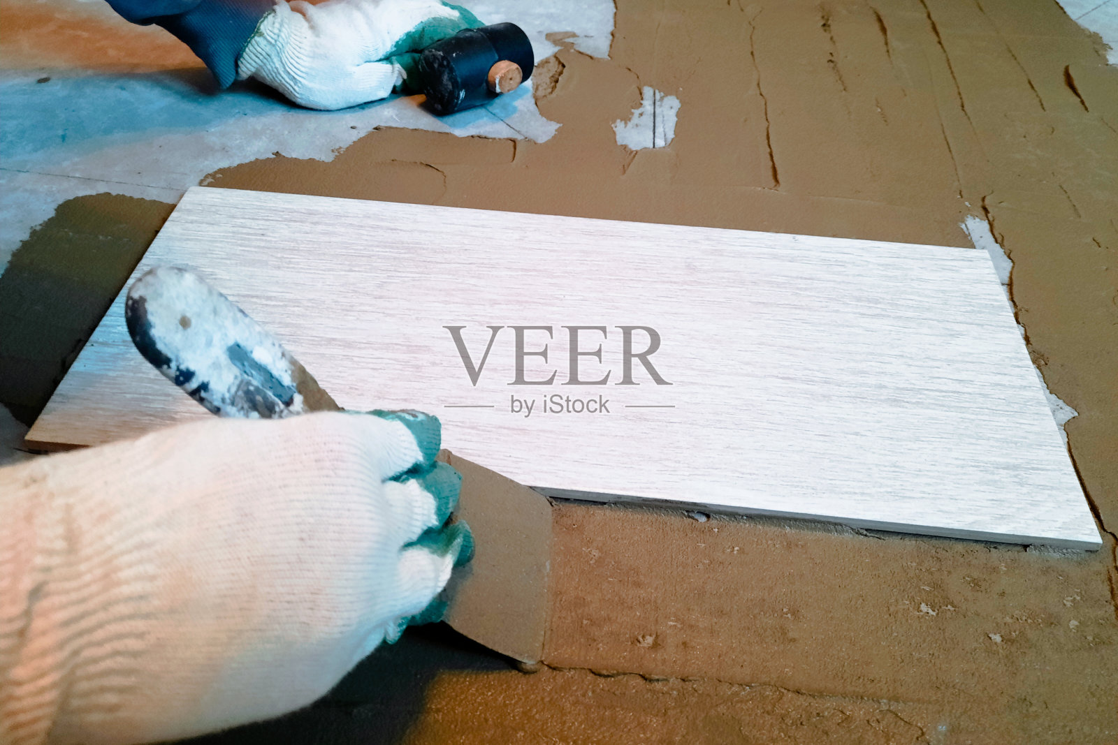 铺地瓷砖的饰面工作照片摄影图片