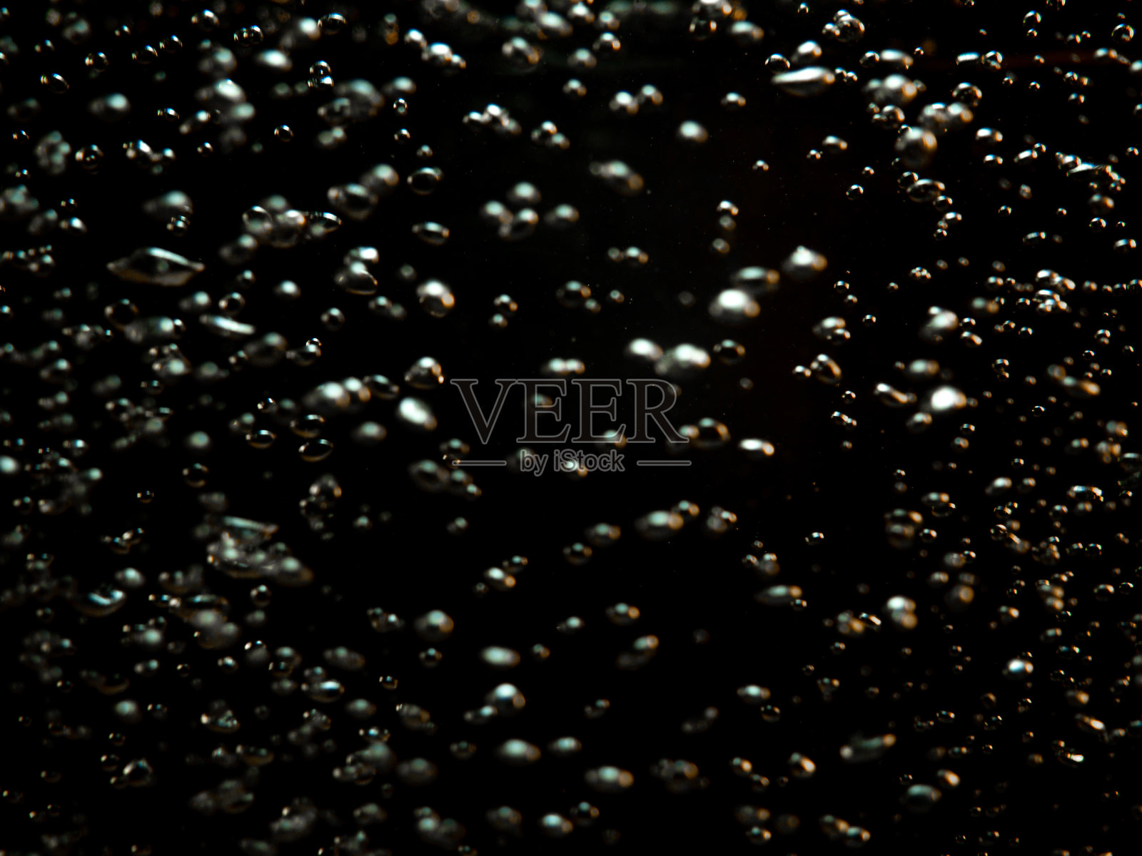 水环境。水气泡升到水面上。沸腾的水。照片摄影图片