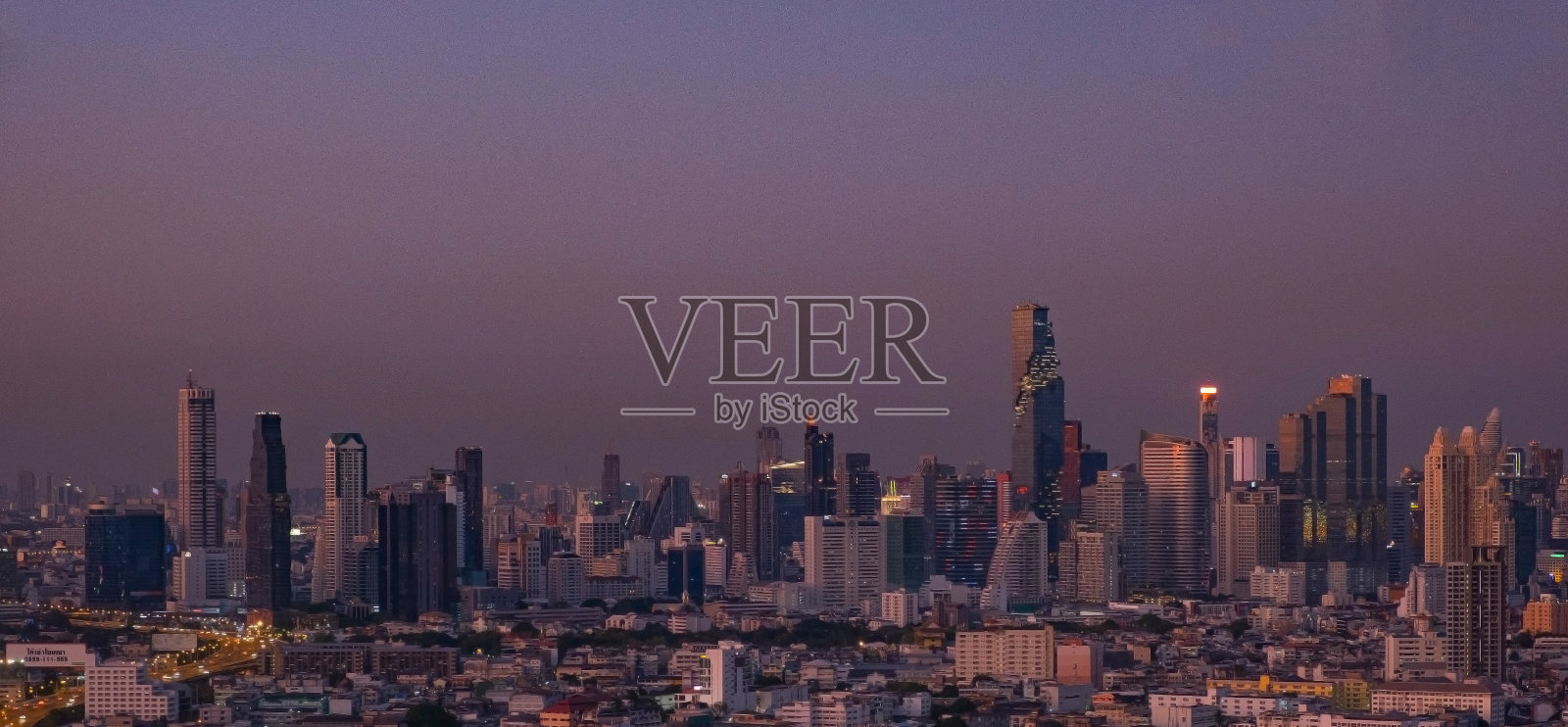 黄昏时分，曼谷城的天际线，泰国首都曼谷的商业区照片摄影图片