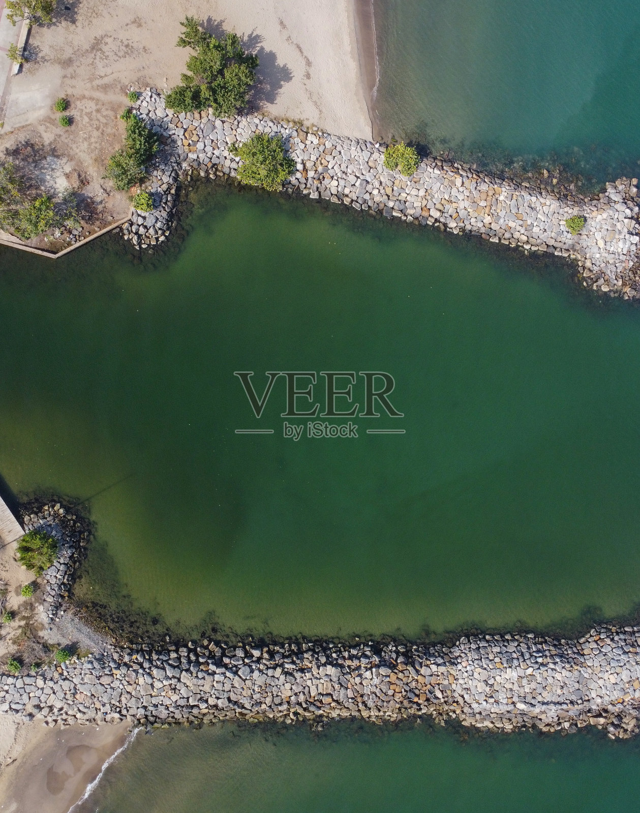 从无人机上拍摄的一组消浪器的航拍照片照片摄影图片