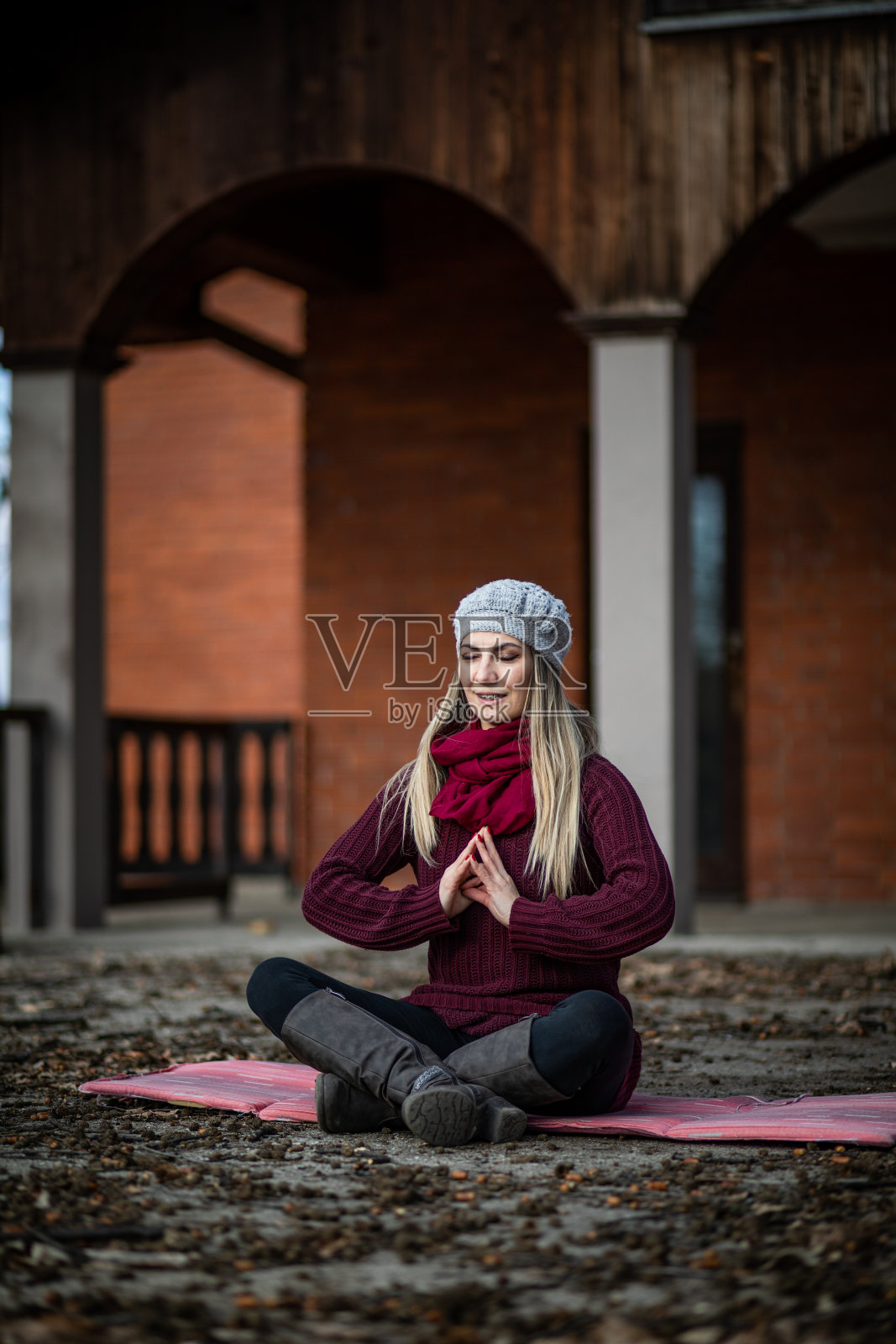 无论你在哪里，都要做瑜伽，为你的身体增添能量和力量照片摄影图片