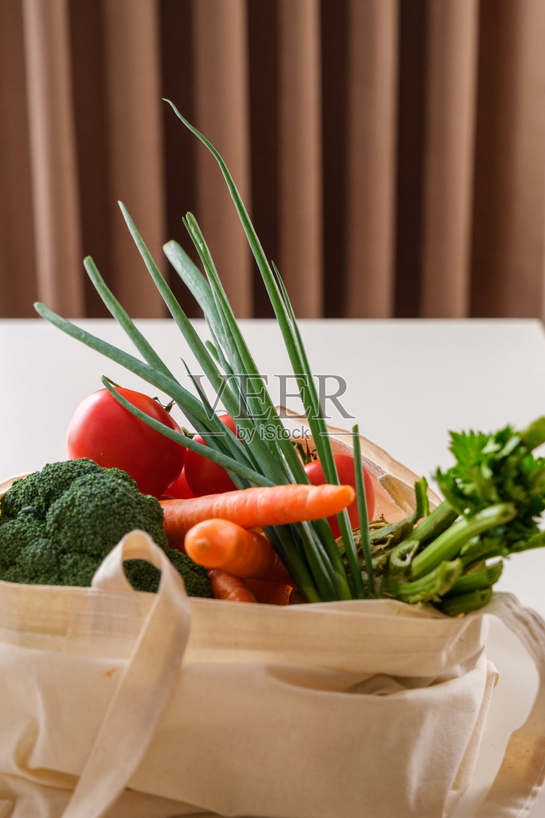 蔬菜在可重复使用的纺织购物袋照片摄影图片