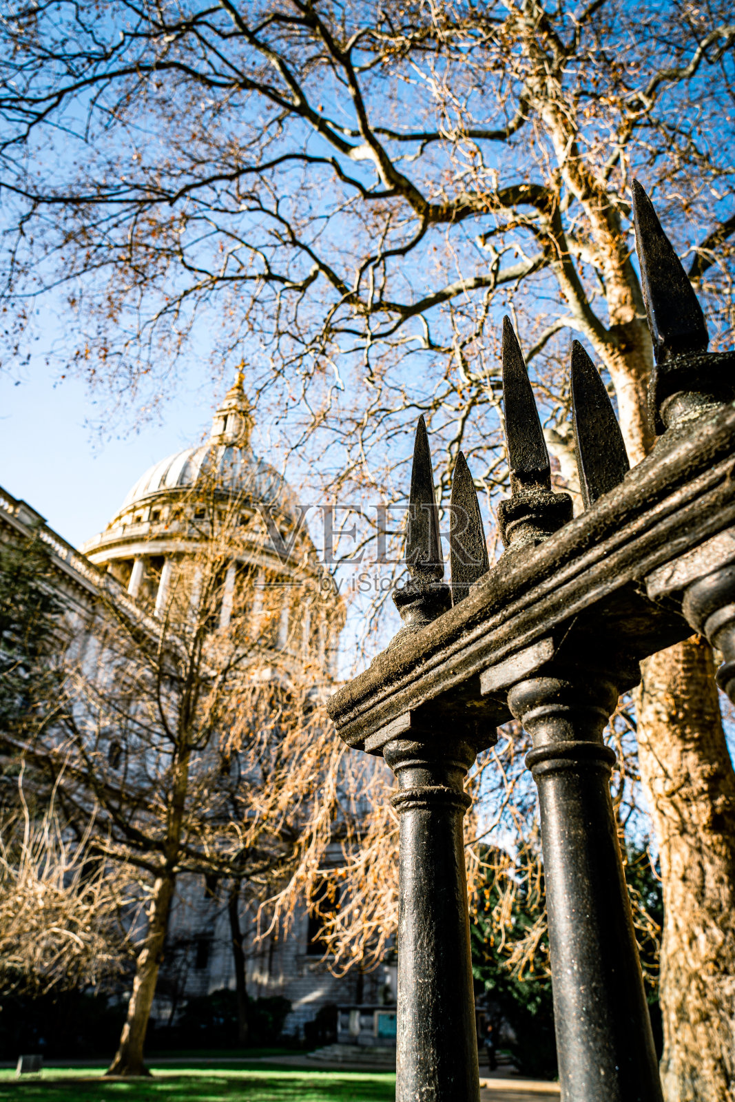 英国伦敦市中心的圣保罗大教堂。照片摄影图片