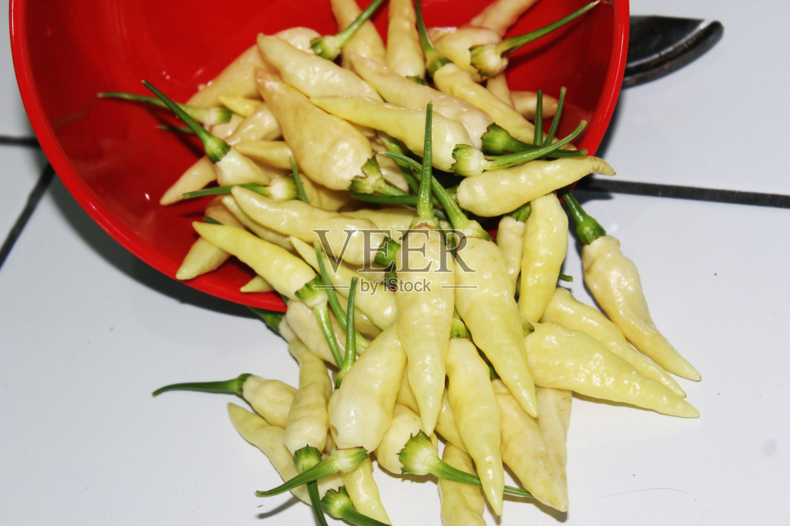 沙巴白胡椒粉水果是在自家花园里有机种植的。非常辣，适合所有类型的菜肴。它富含维生素和抗氧化剂，对我们的健康有益。照片摄影图片