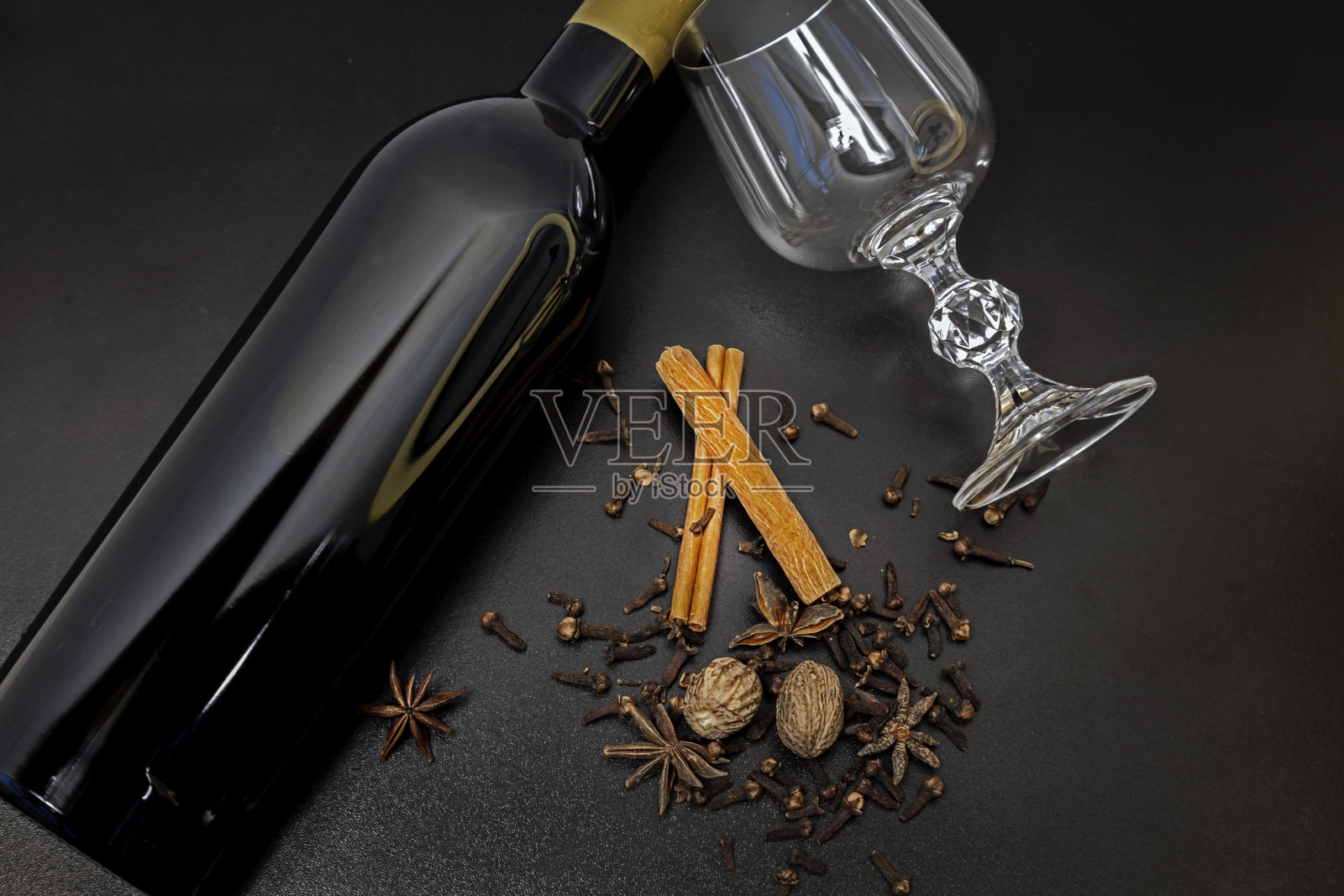 黑色背景上的热红酒配料。红酒香料瓶，用于热酒精饮料，俯视图照片摄影图片