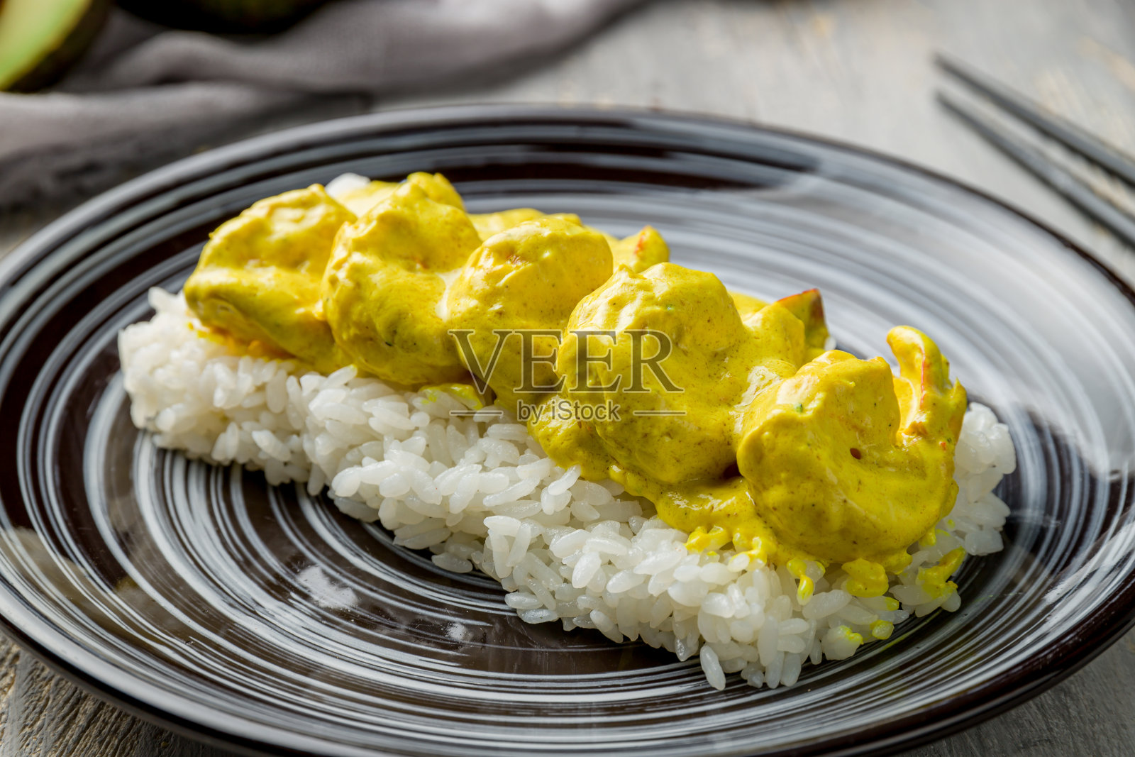 咖喱酱虾米饭在灰色的木制桌子上宏观的特写照片摄影图片