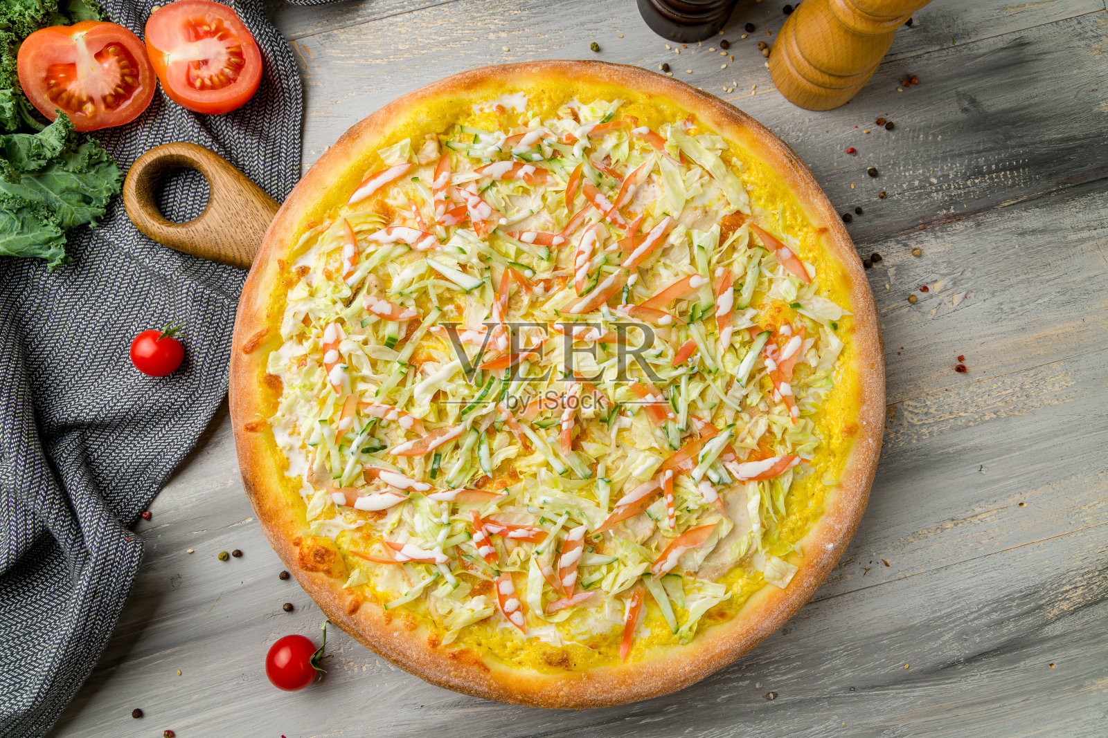 披萨与蔬菜素食在灰色木制桌子顶视图照片摄影图片