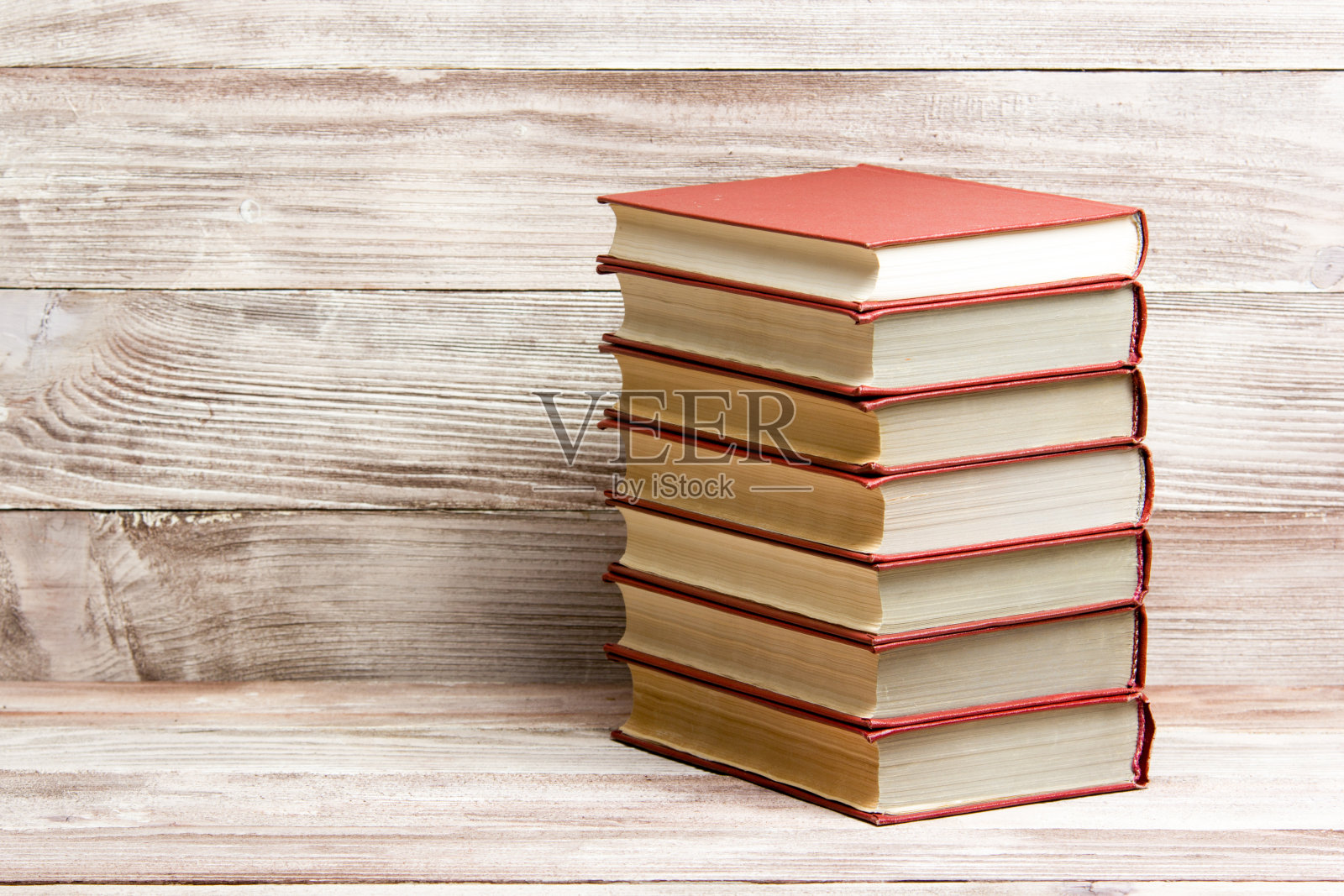 打开的书，在木桌上的精装书。回到学校。副本的空间。照片摄影图片