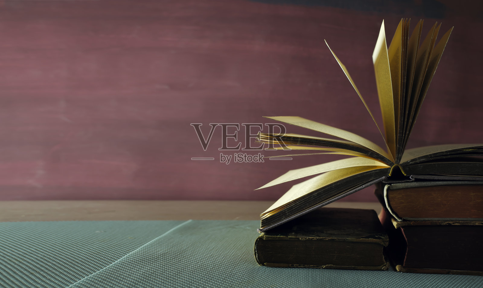 打开书，精装书在深色背景的木桌上。回到学校,教育,阅读。本空间照片摄影图片