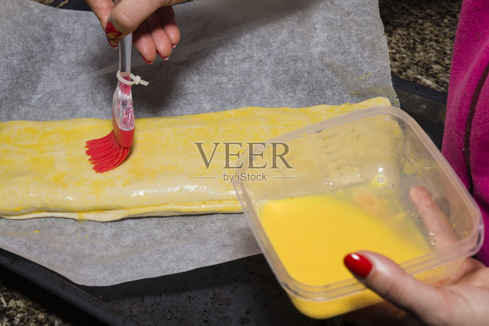 一位女士正在准备自制蛋糕的细节。照片摄影图片