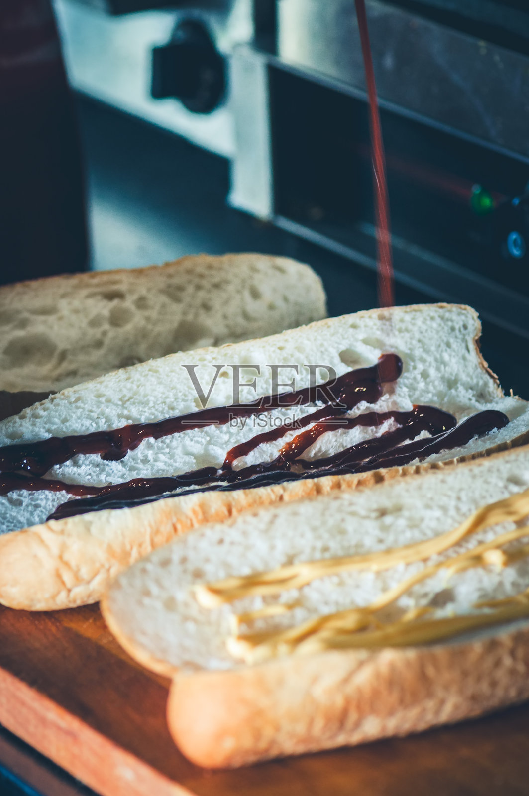 三明治在做。食物准备从食物轨道的概念。照片摄影图片