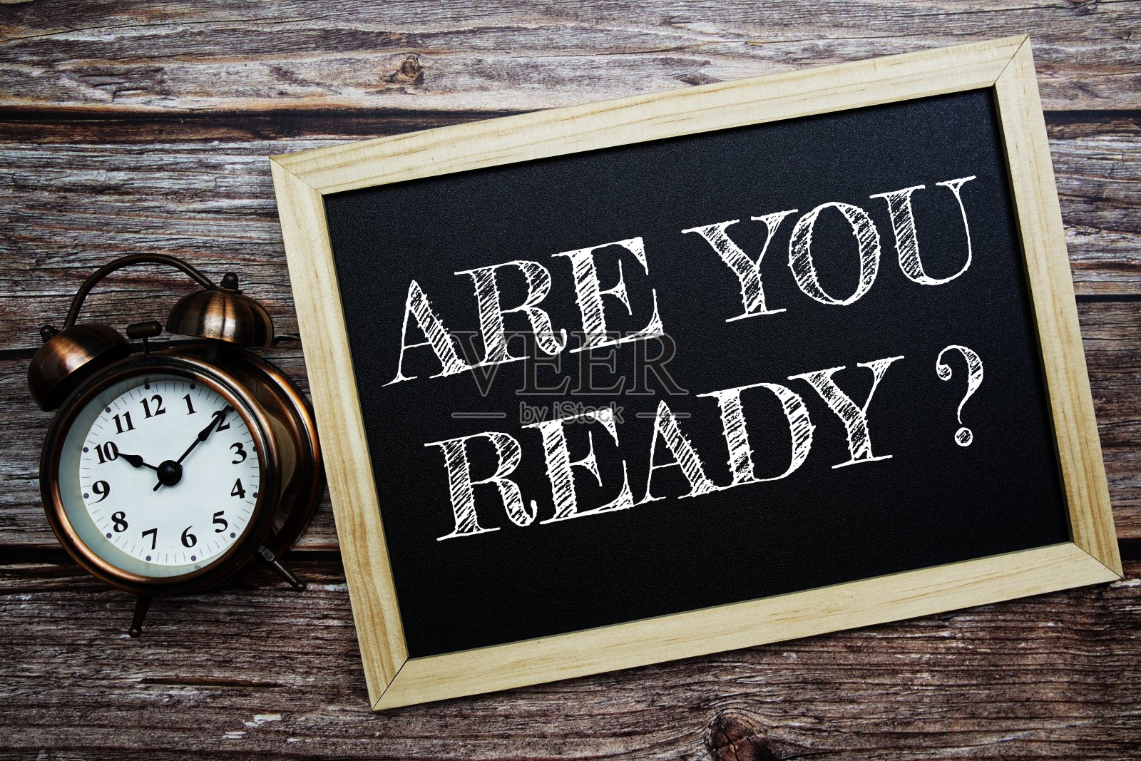 你准备好了吗?黑板上的文字和木制背景上的闹钟照片摄影图片