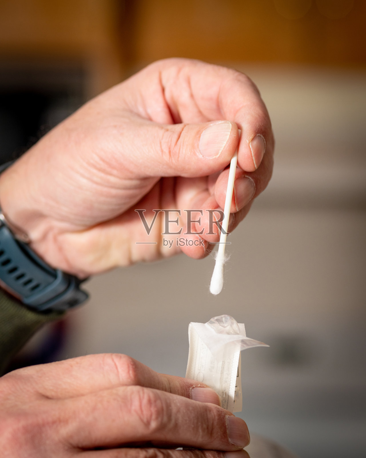 从包装中取出用于家庭covid测试的无菌棉签照片摄影图片