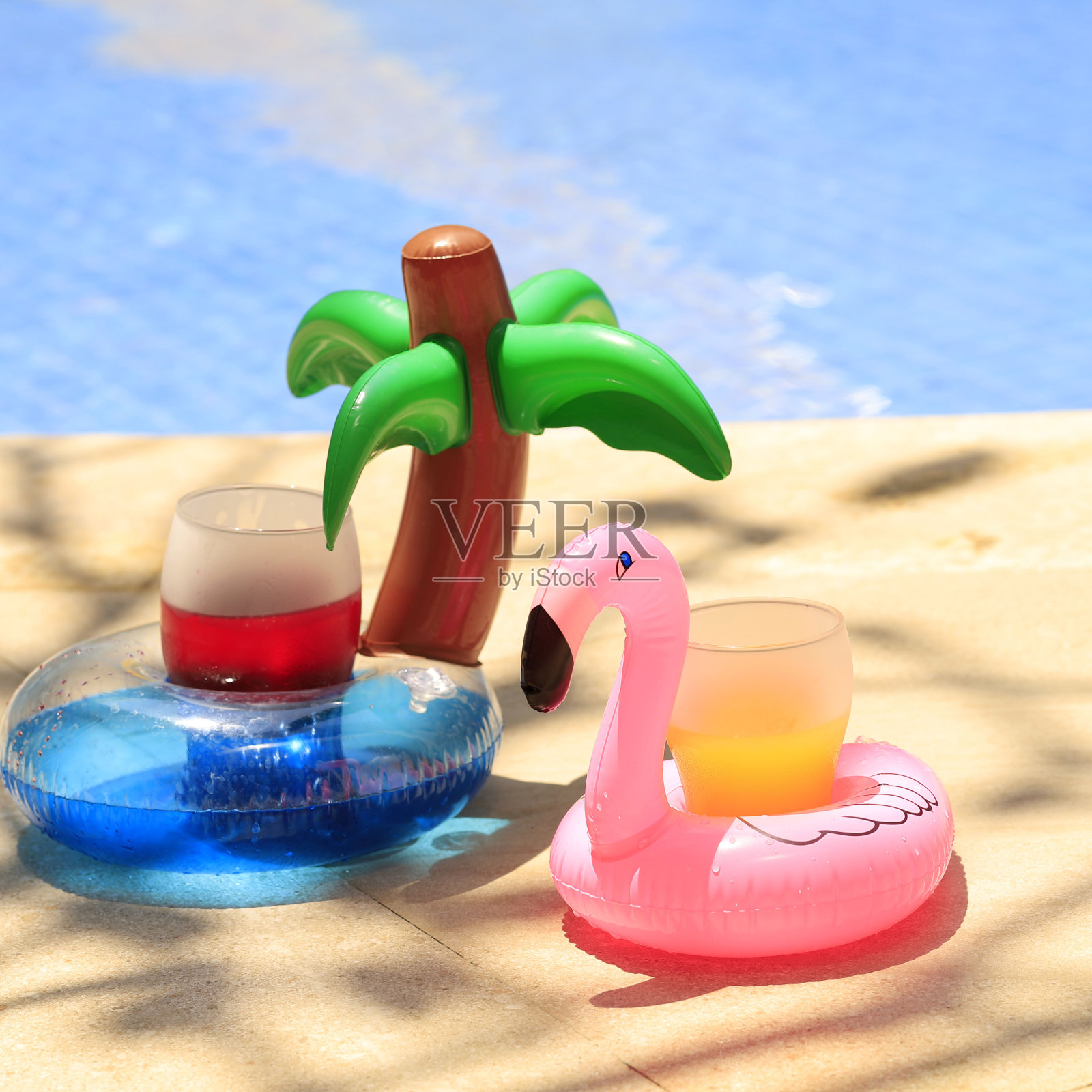 泳池上漂浮的新鲜饮料照片摄影图片