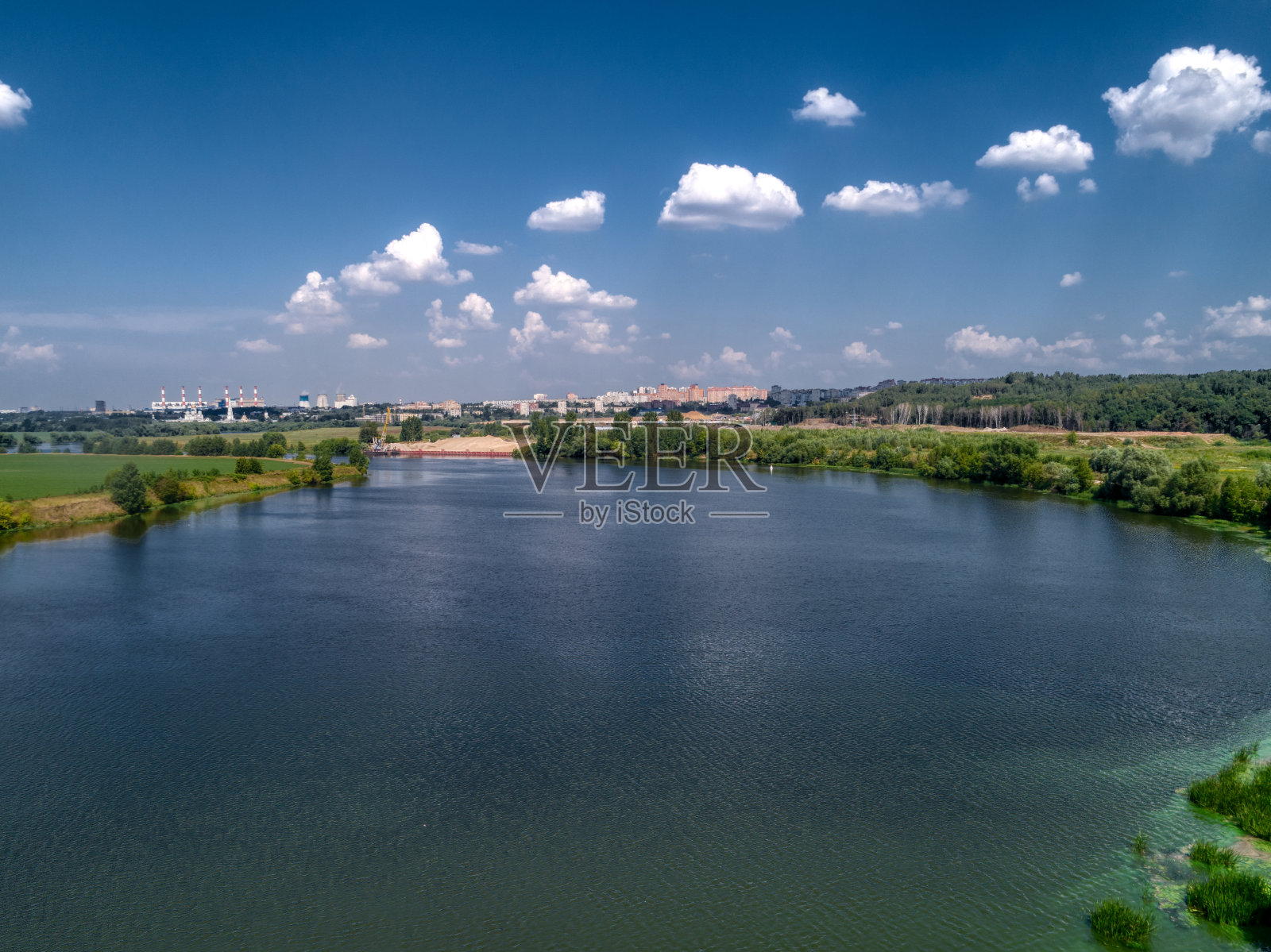 在田野之间流淌的宽阔的河流照片摄影图片