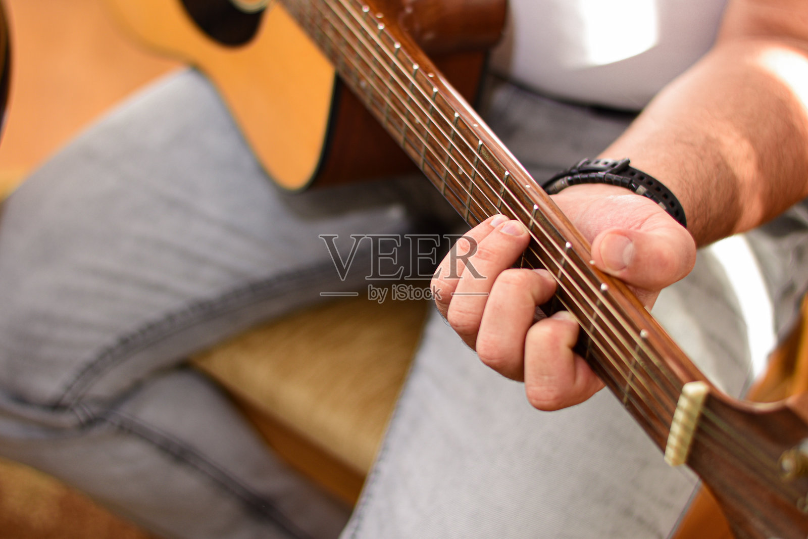 在网上学习吉他的中年男子照片摄影图片