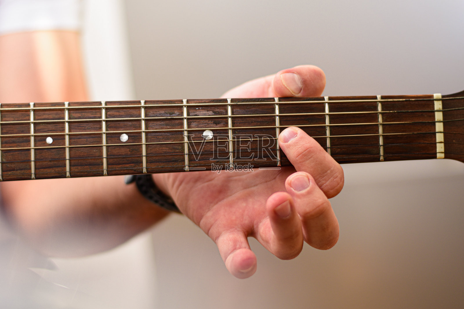 在网上学习吉他的中年男子照片摄影图片