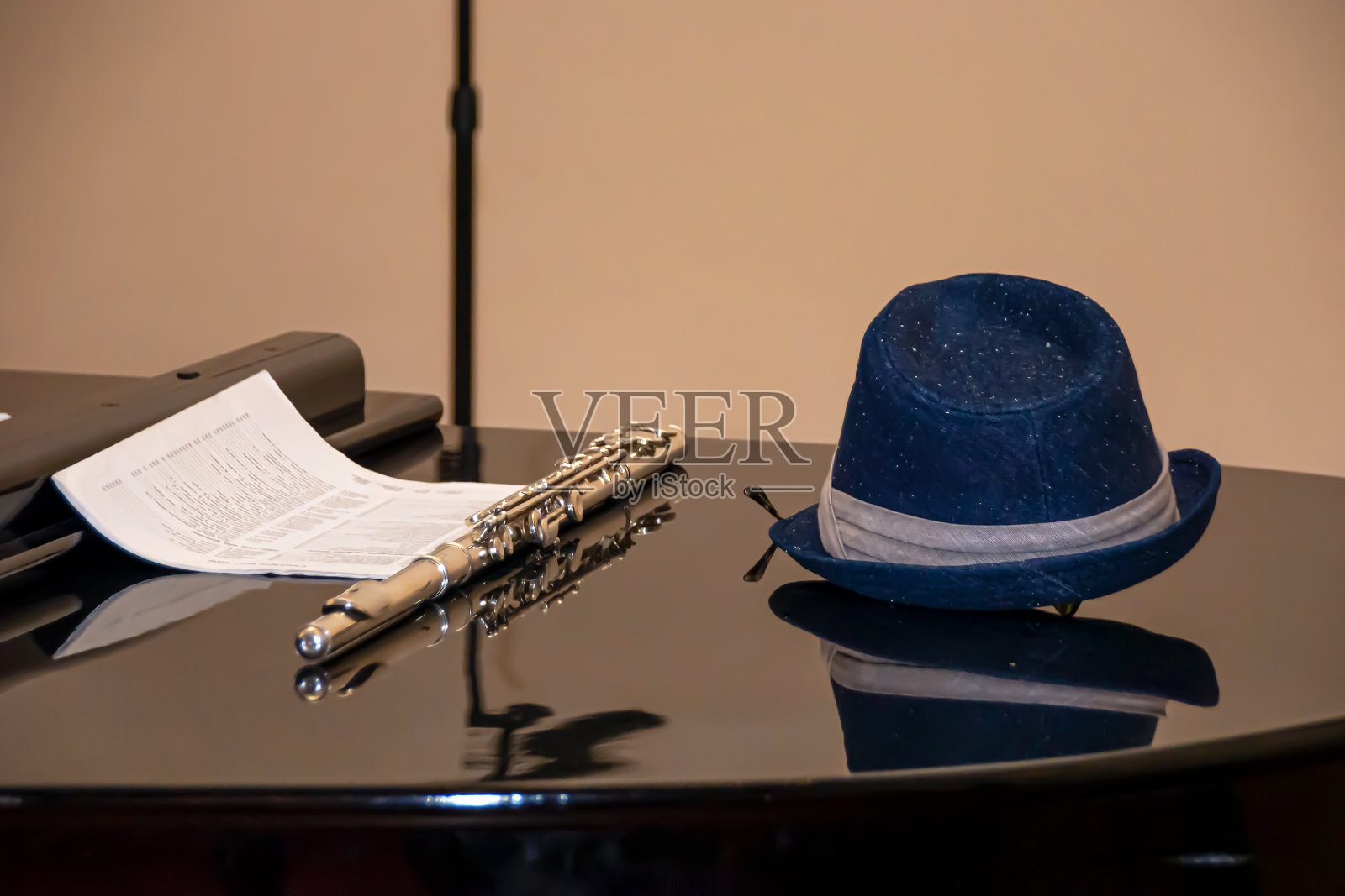 长笛，帽子和笔记本放在钢琴上照片摄影图片