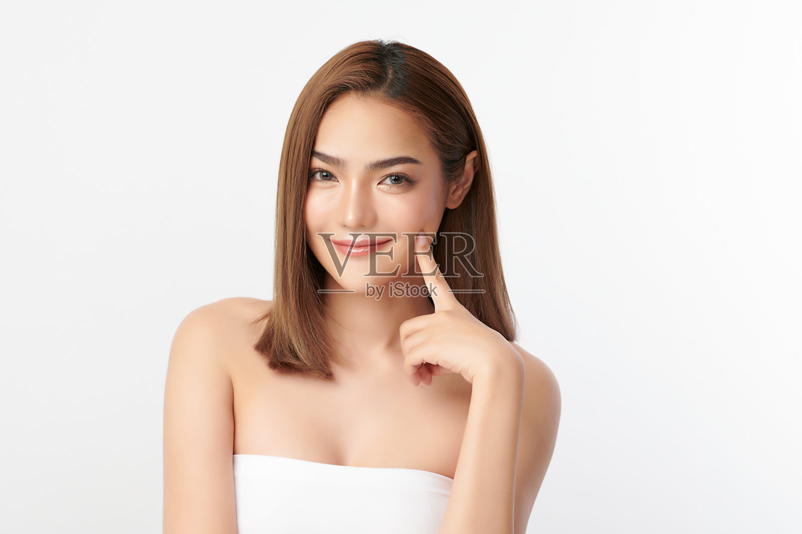 美丽年轻的亚洲女性干净清新的皮肤在白色背景，面部护理，面部护理，美容，美容和水疗，亚洲女性肖像。照片摄影图片