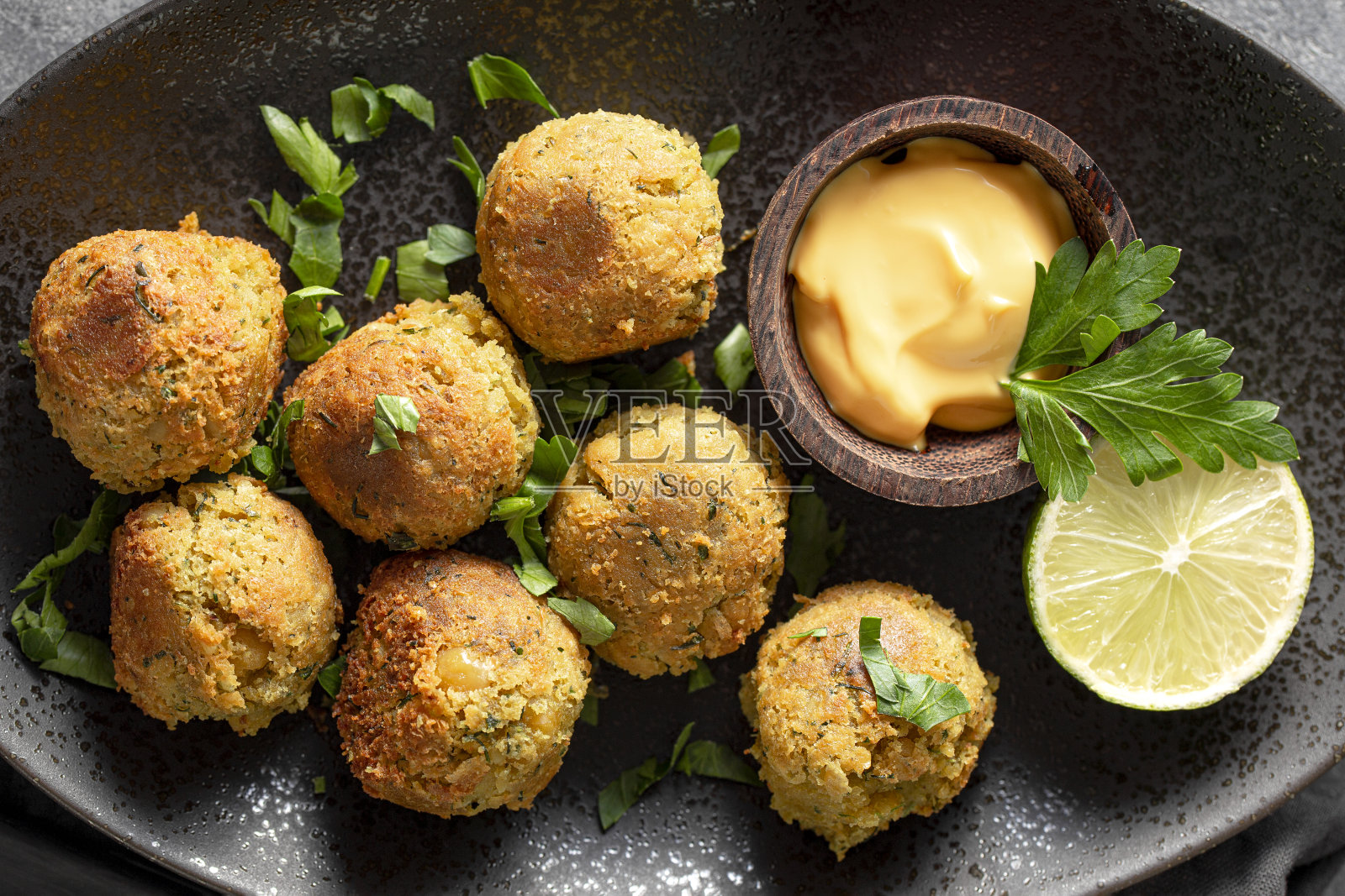 鹰嘴豆沙拉三明治酱在黑色的盘子上近距离俯视图照片摄影图片