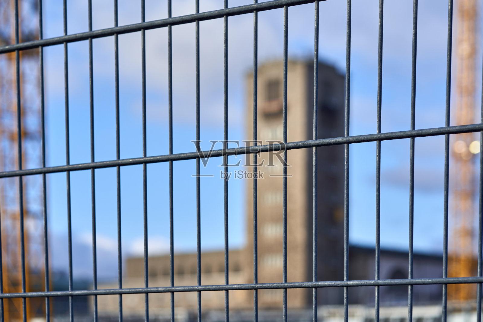 斯图加特21项目前的施工栅栏。2台起重机之间的车站建筑。深度模糊。德国斯图加特。照片摄影图片