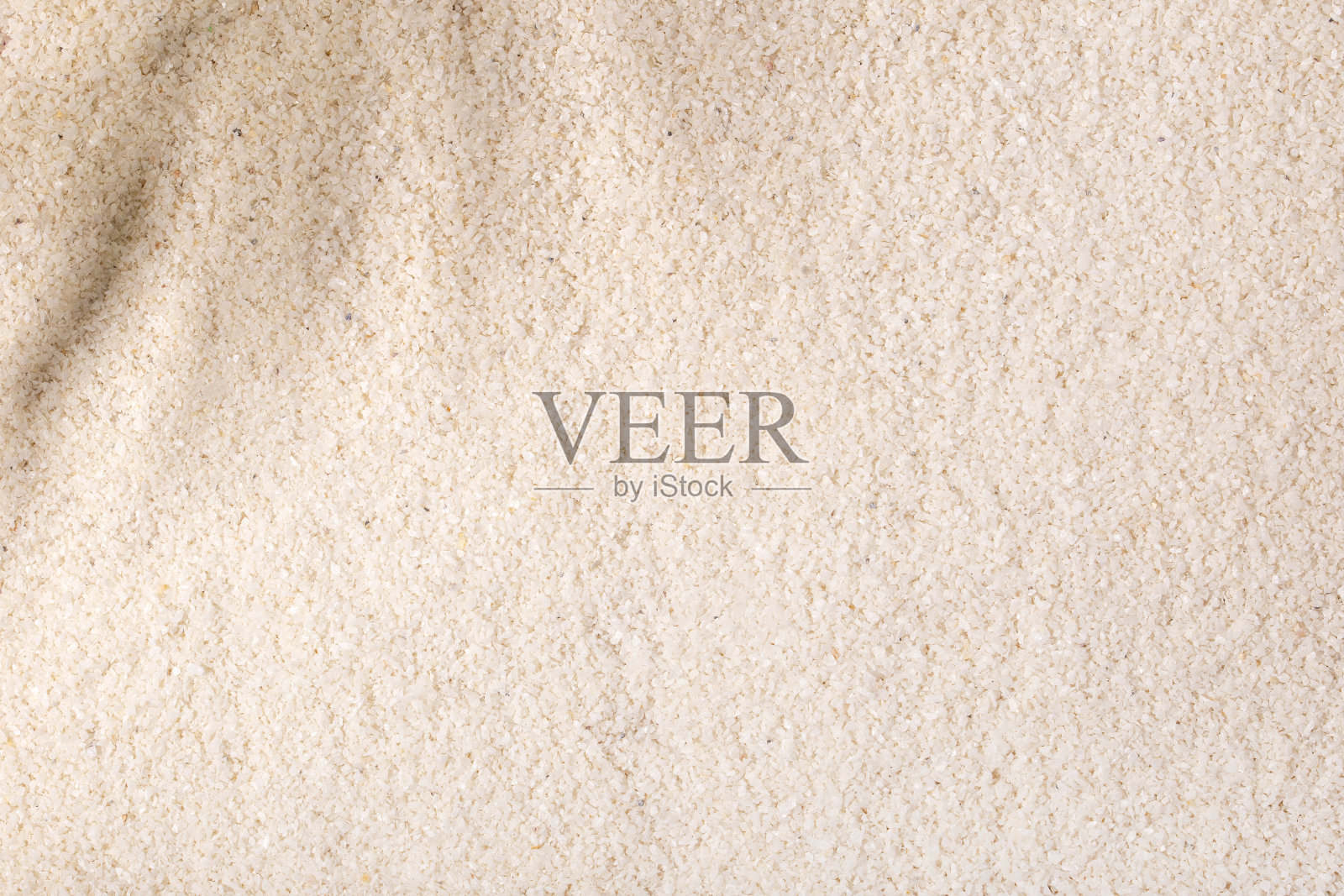 白色的沙滩上有棕榈树的影子。以度假和旅游为主题的简约背景照片摄影图片