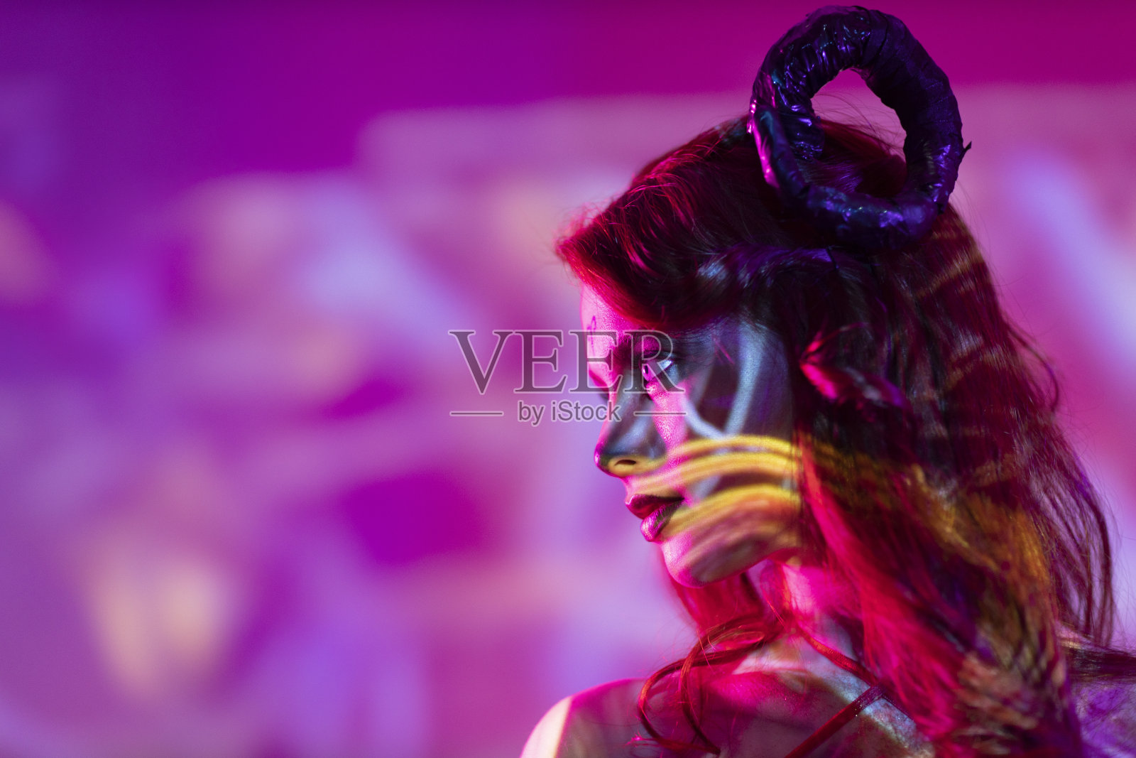 美丽的年轻女子化妆星座摩羯座或白羊座或金牛座。头上长角的女孩照片摄影图片