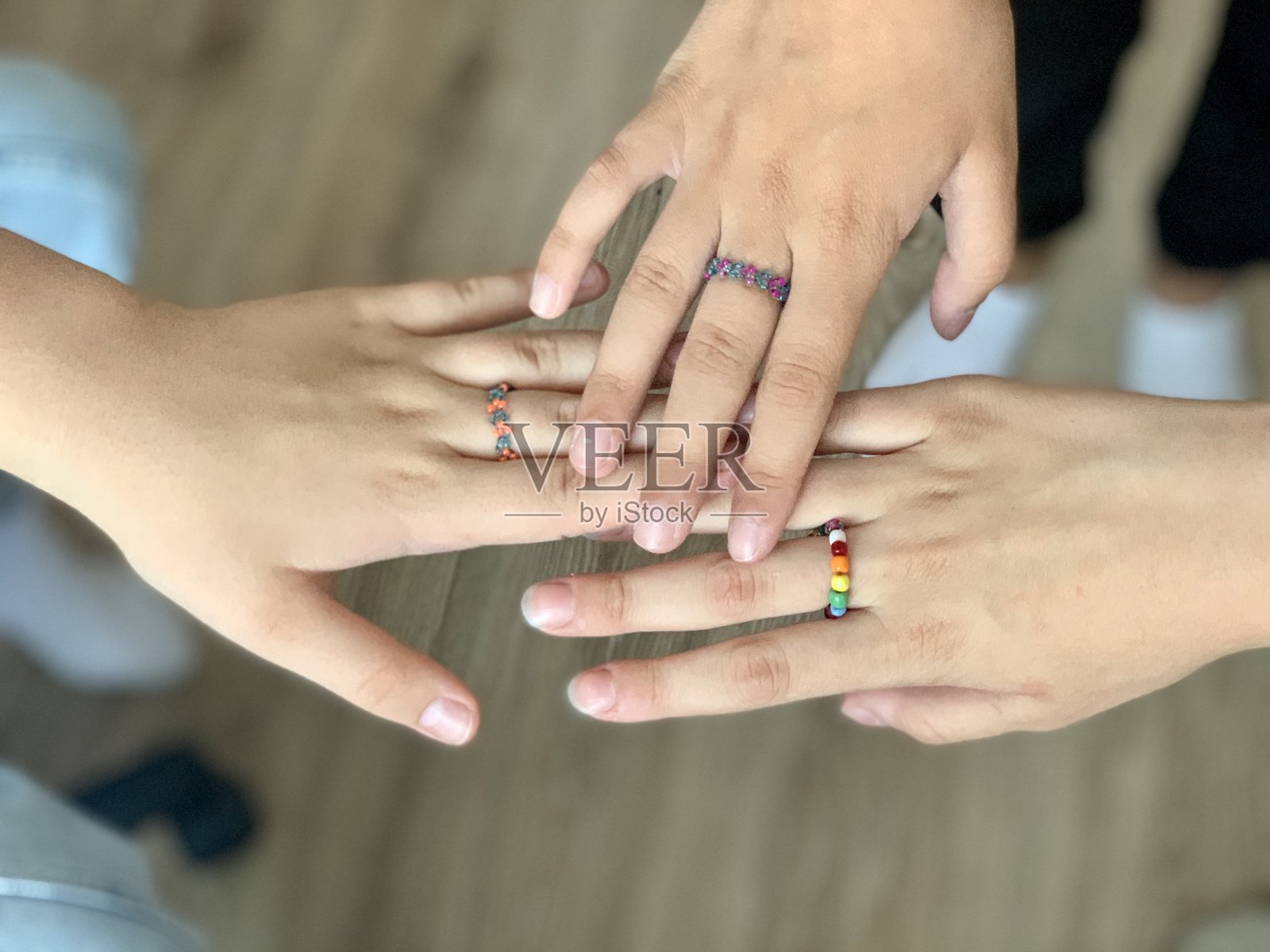 一群青少年手牵着手，一起维持着友谊。从以上观点。照片摄影图片