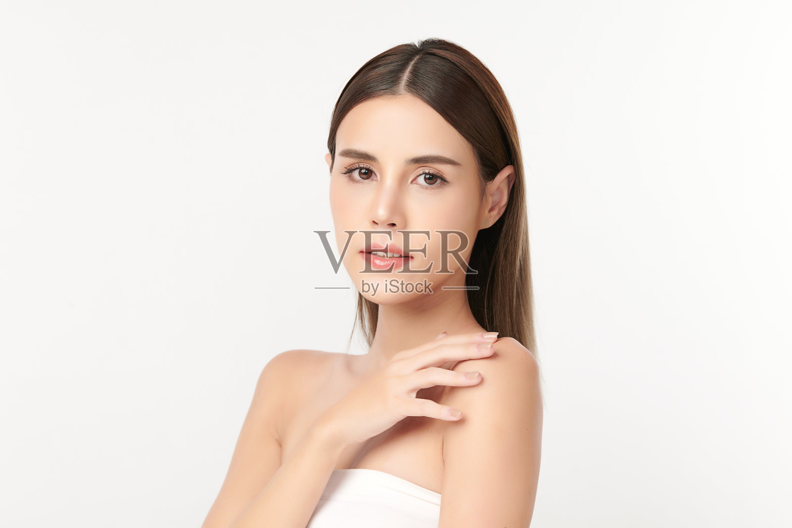 美丽年轻的亚洲女性干净清新的皮肤在白色背景，面部护理，面部护理，美容，美容和水疗，亚洲女性肖像。照片摄影图片