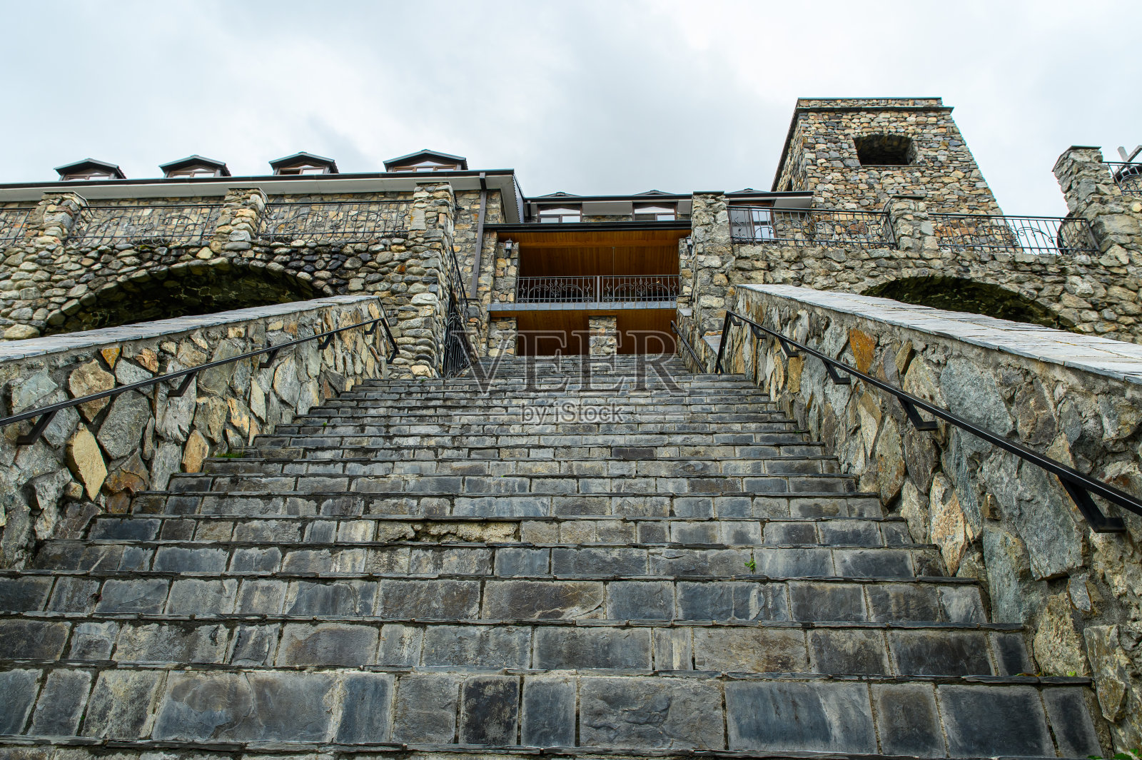 陡峭的石阶通往一座古老的山上修道院的高而陡峭的石阶照片摄影图片