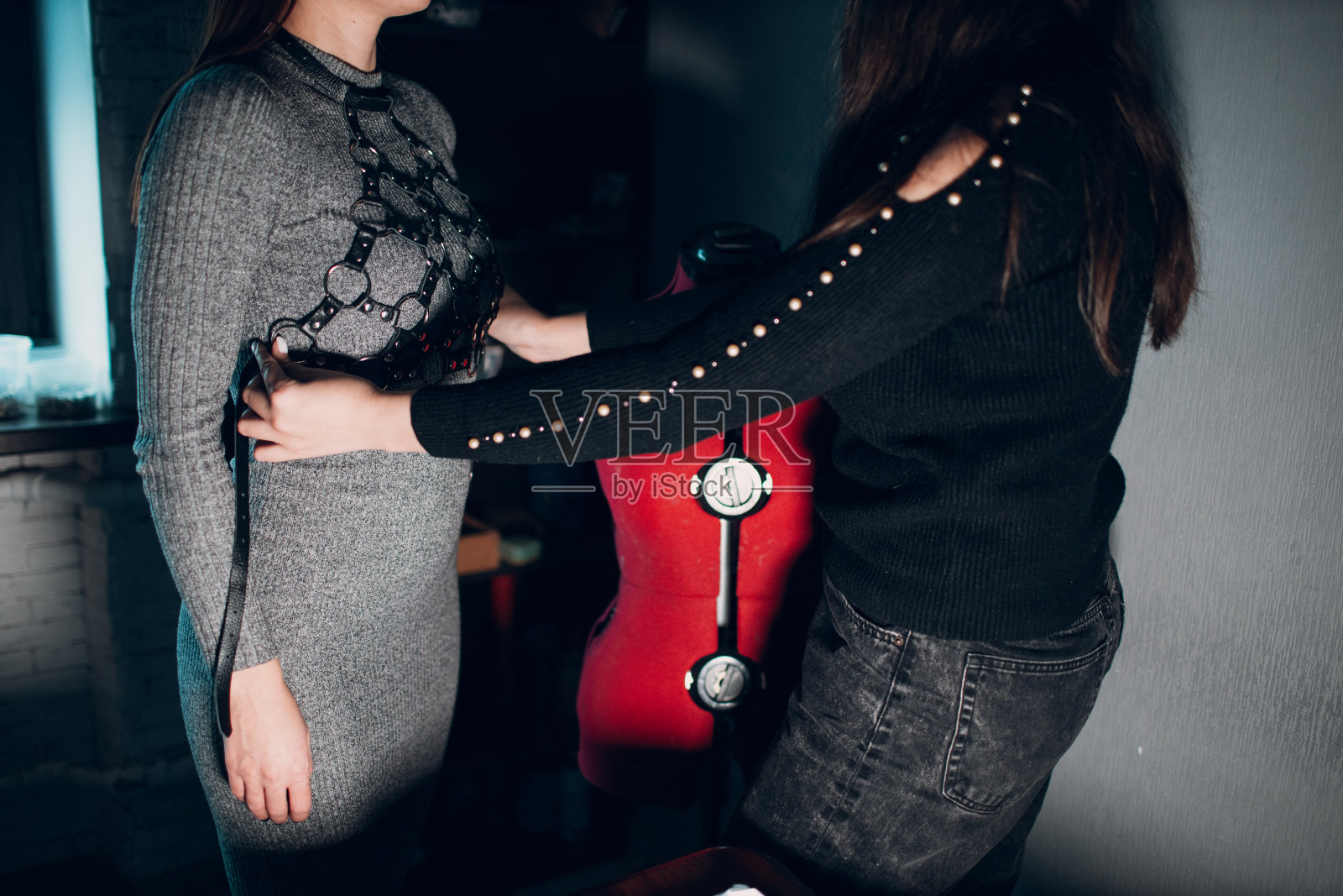 制革女工在车间制作皮革制品。皮革工匠的工作过程照片摄影图片