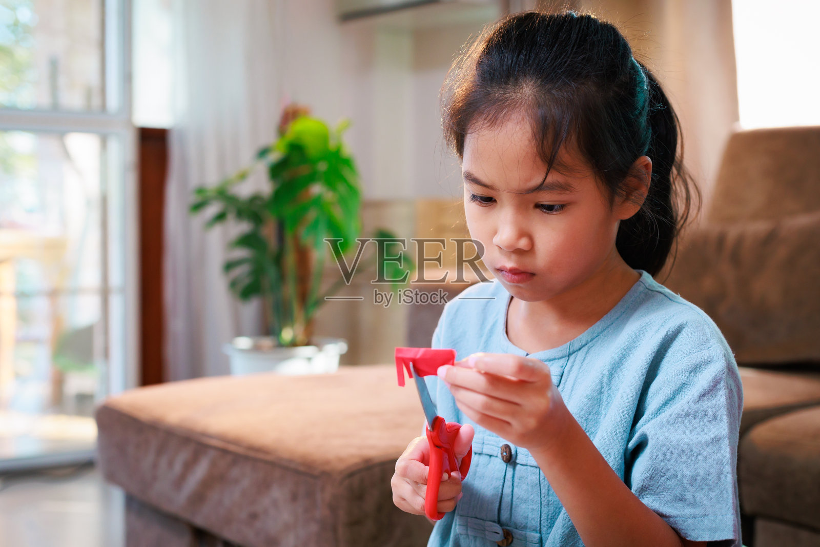 亚洲女童在家进行艺术创作特写，儿童手工DIY概念照片摄影图片