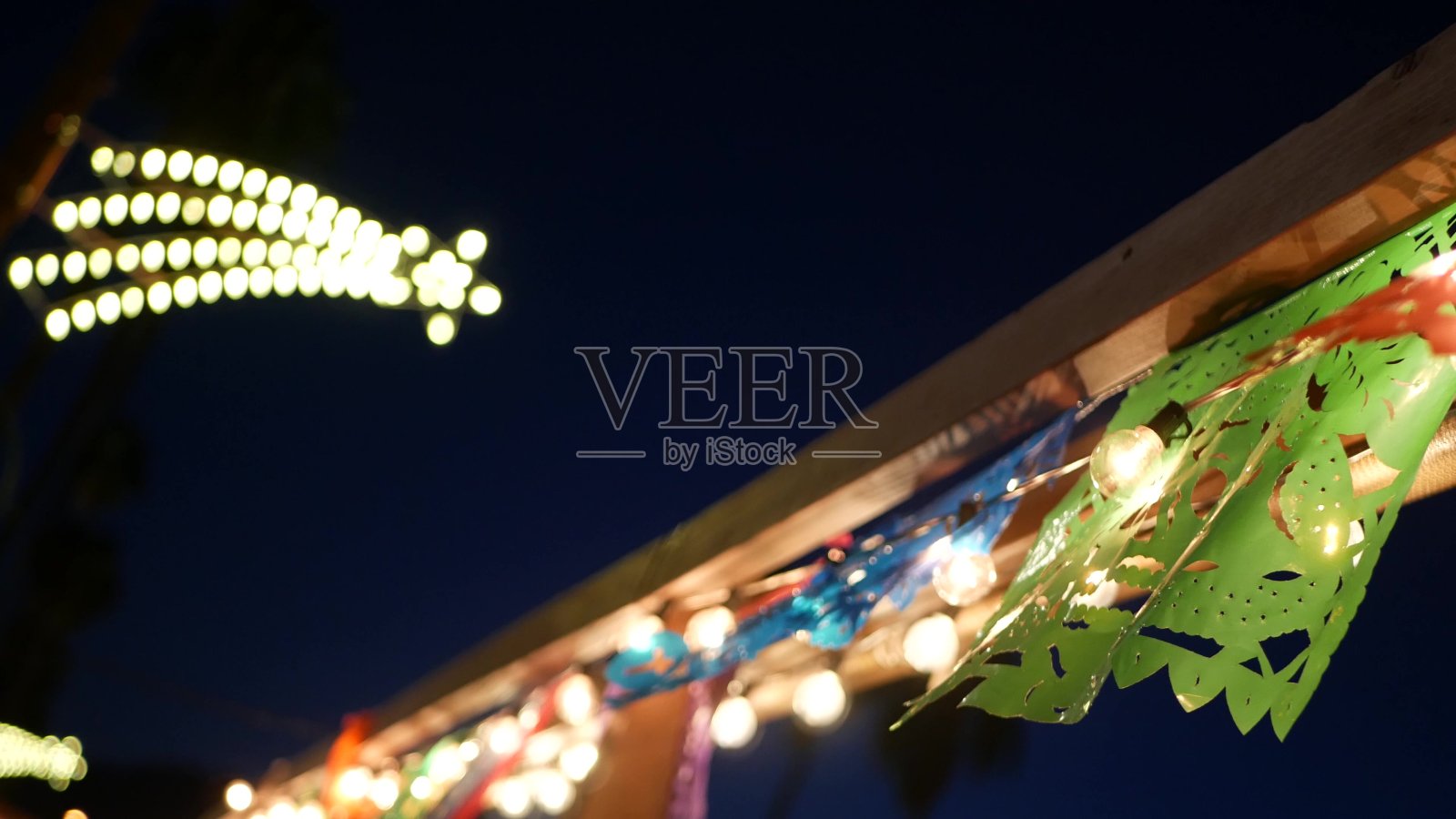 墨西哥穿孔纸picado旗帜，节日旗帜，纸薄纱花环。照片摄影图片