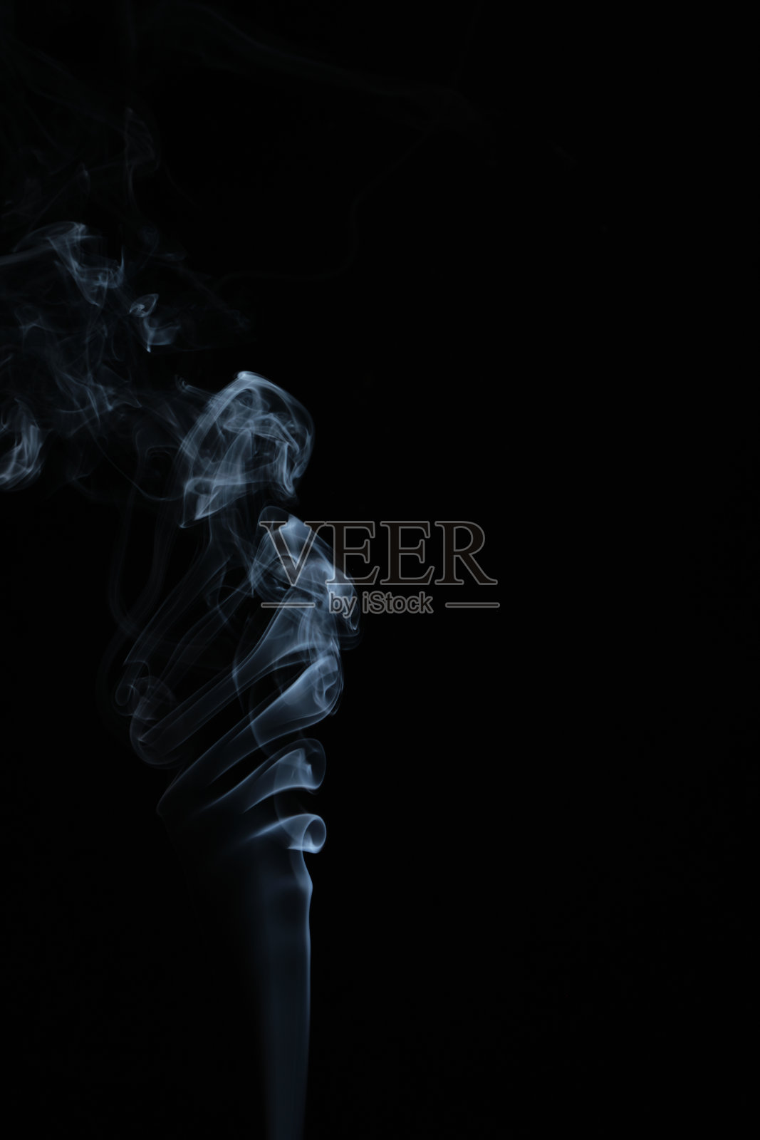 黑色背景上缭绕的烟云。照片摄影图片